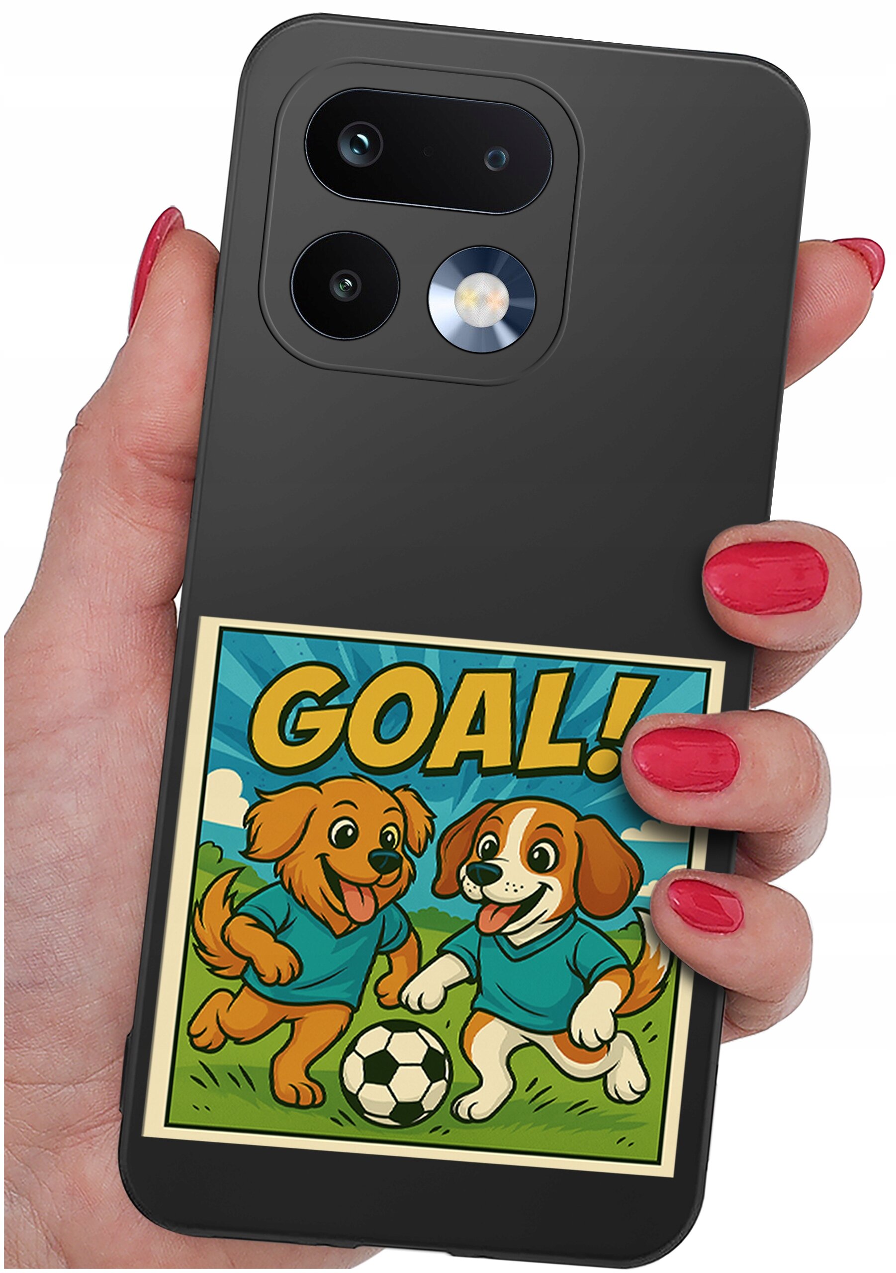 Osoba trzyma telefon z czarnym etui, na którym znajduje się kolorowy rysunek dwóch psów grających w piłkę nożną oraz napis \'GOAL!\'.