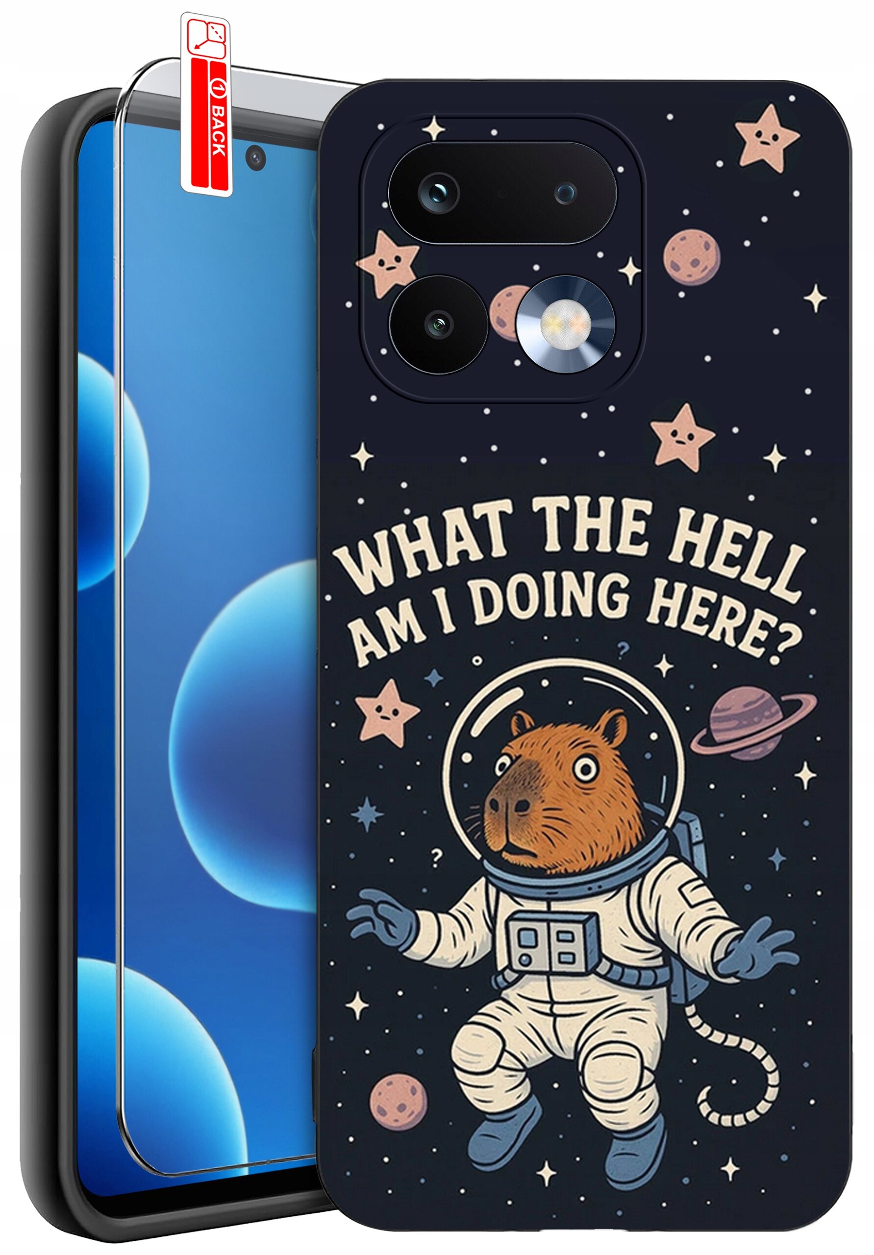 Etui na telefon z grafiką przedstawiającą zwierzę w skafandrze kosmicznym, otoczone gwiazdami i planetami, z napisem \'WHAT THE HELL AM I DOING HERE?\'. Obok etui znajduje się szkło ochronne z oznaczeniem \'BACK\'.