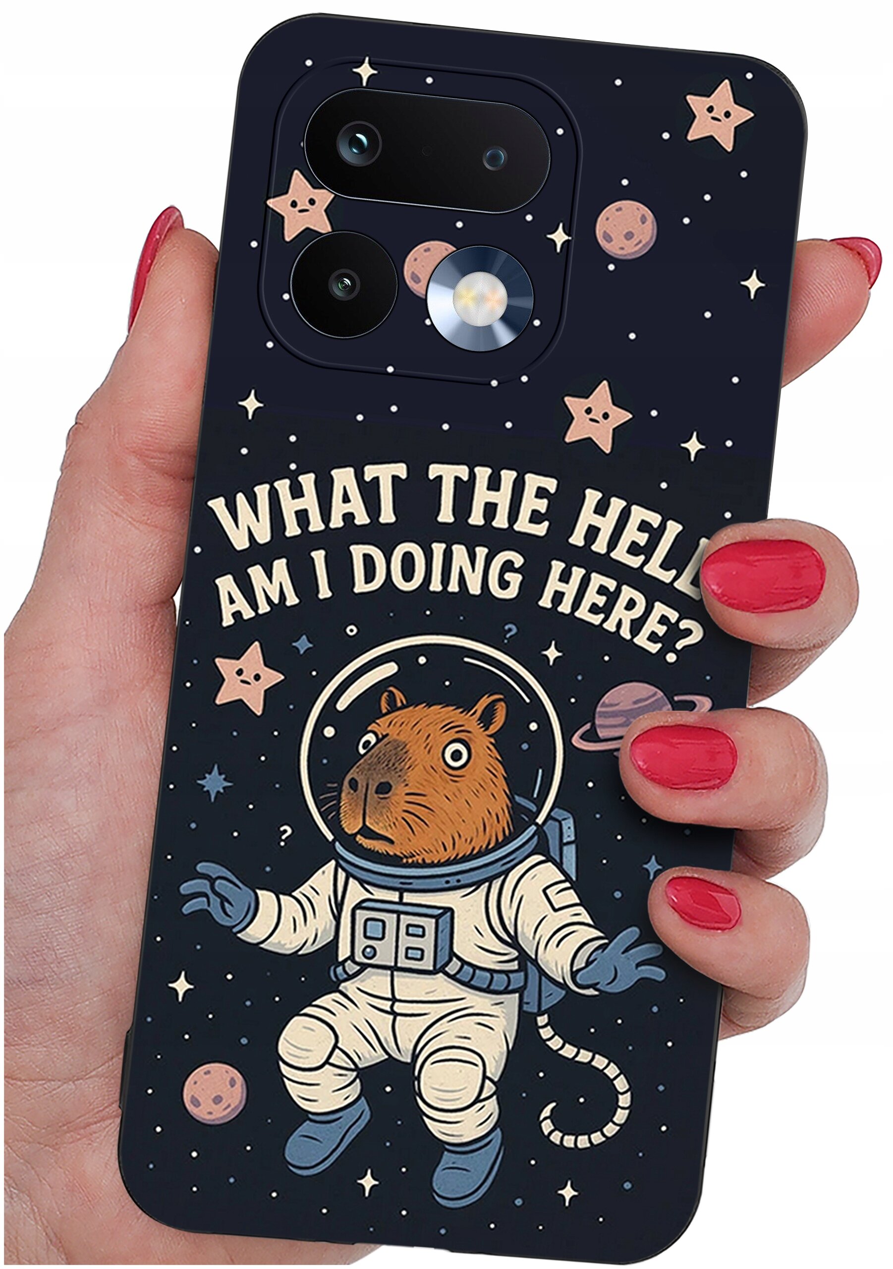 Etui na telefon z nadrukiem kosmonauty-kapibary w przestrzeni kosmicznej, otoczonej gwiazdami i planetami. Na etui widnieje tekst: \'WHAT THE HELL AM I DOING HERE?\'.