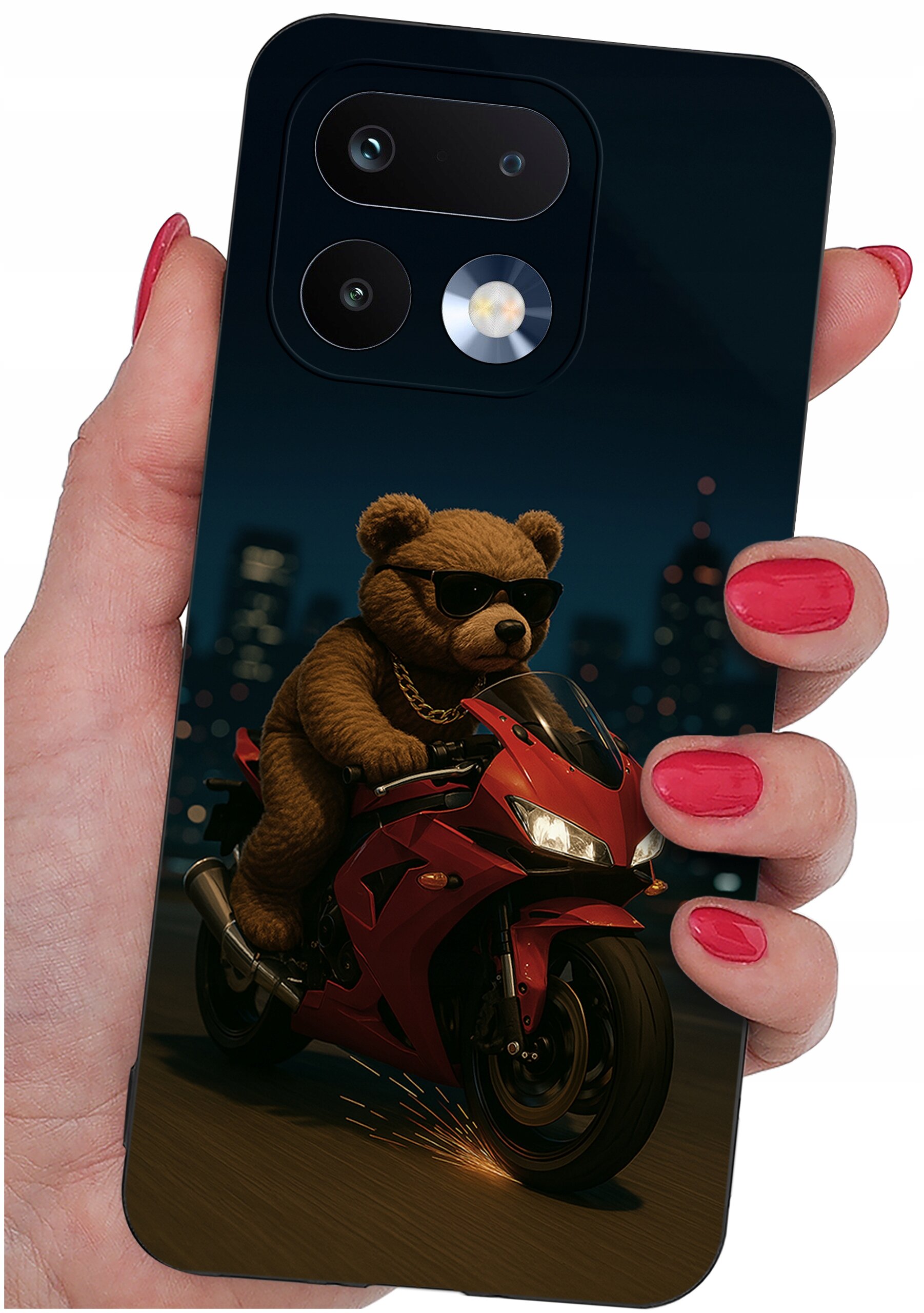 Etui na telefon z nadrukiem misia w okularach przeciwsłonecznych, jadącego na czerwonym motocyklu. W tle widoczne są rozmyte światła miasta nocą.