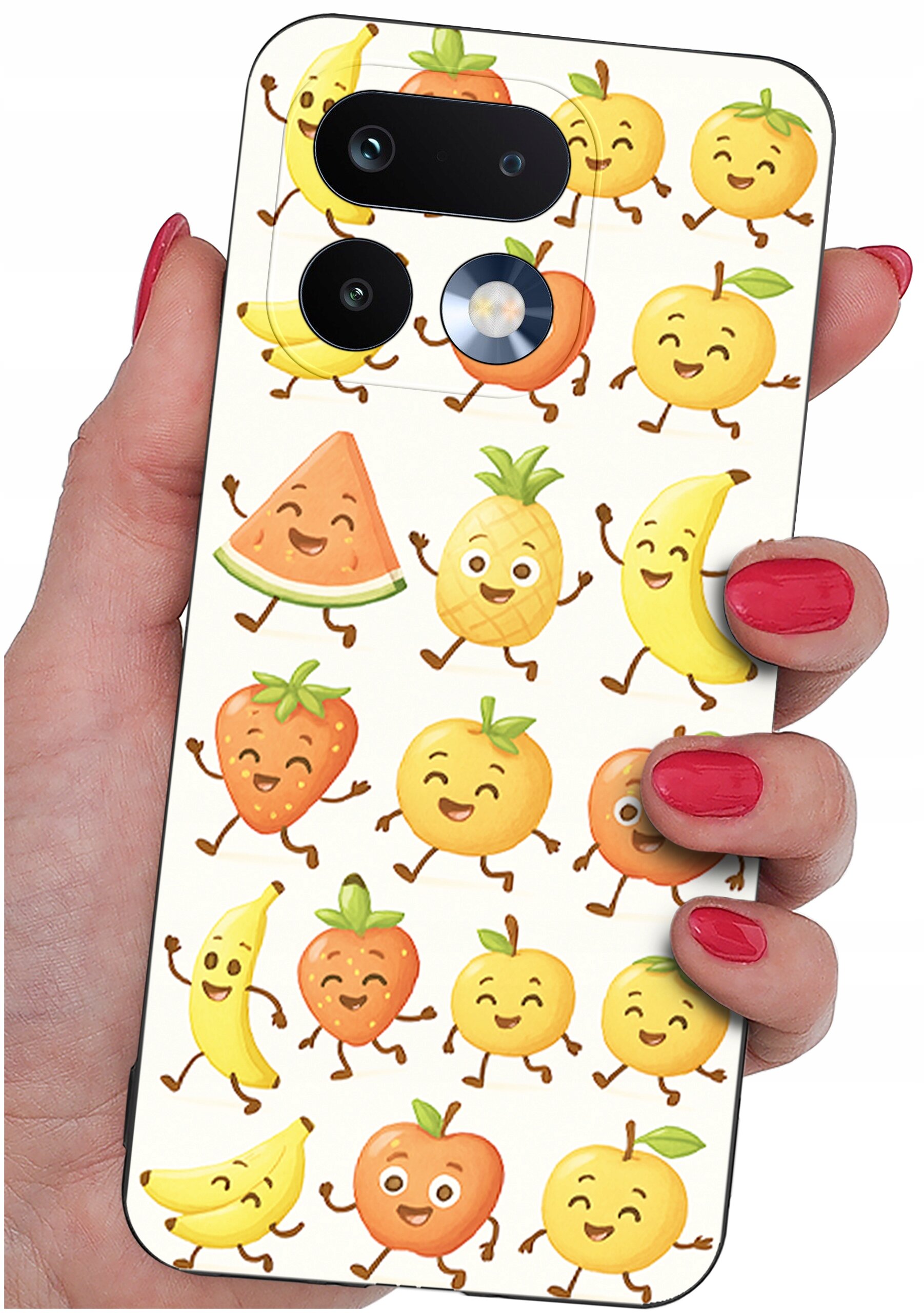 Etui na telefon z kolorowym wzorem przedstawiającym uśmiechnięte owoce, takie jak arbuz, ananas, banan i truskawka. Etui trzymane jest w dłoni z pomalowanymi na czerwono paznokciami.