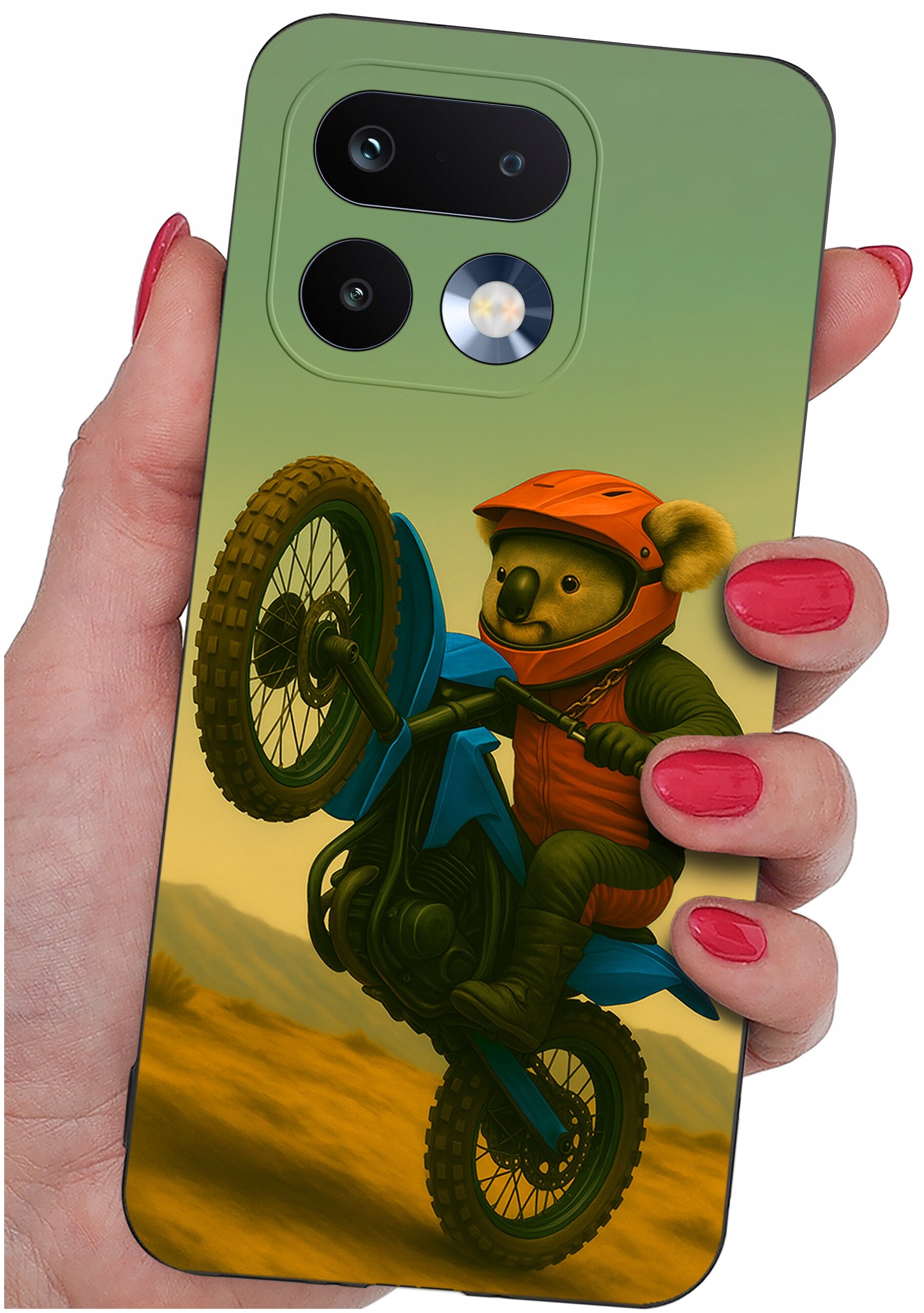 Etui na telefon z nadrukiem koali na motocyklu w kasku, trzymane w dłoni z pomalowanymi na czerwono paznokciami. Widać dwa otwory na aparat i lampę błyskową.