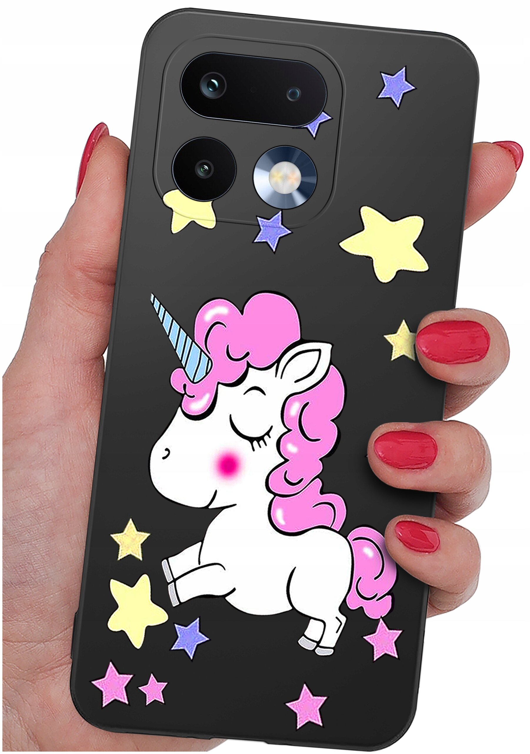 Czarne etui na telefon z kolorowym wzorem jednorożca i gwiazdek w pastelowych kolorach. Etui trzymane jest w dłoni z pomalowanymi na czerwono paznokciami.