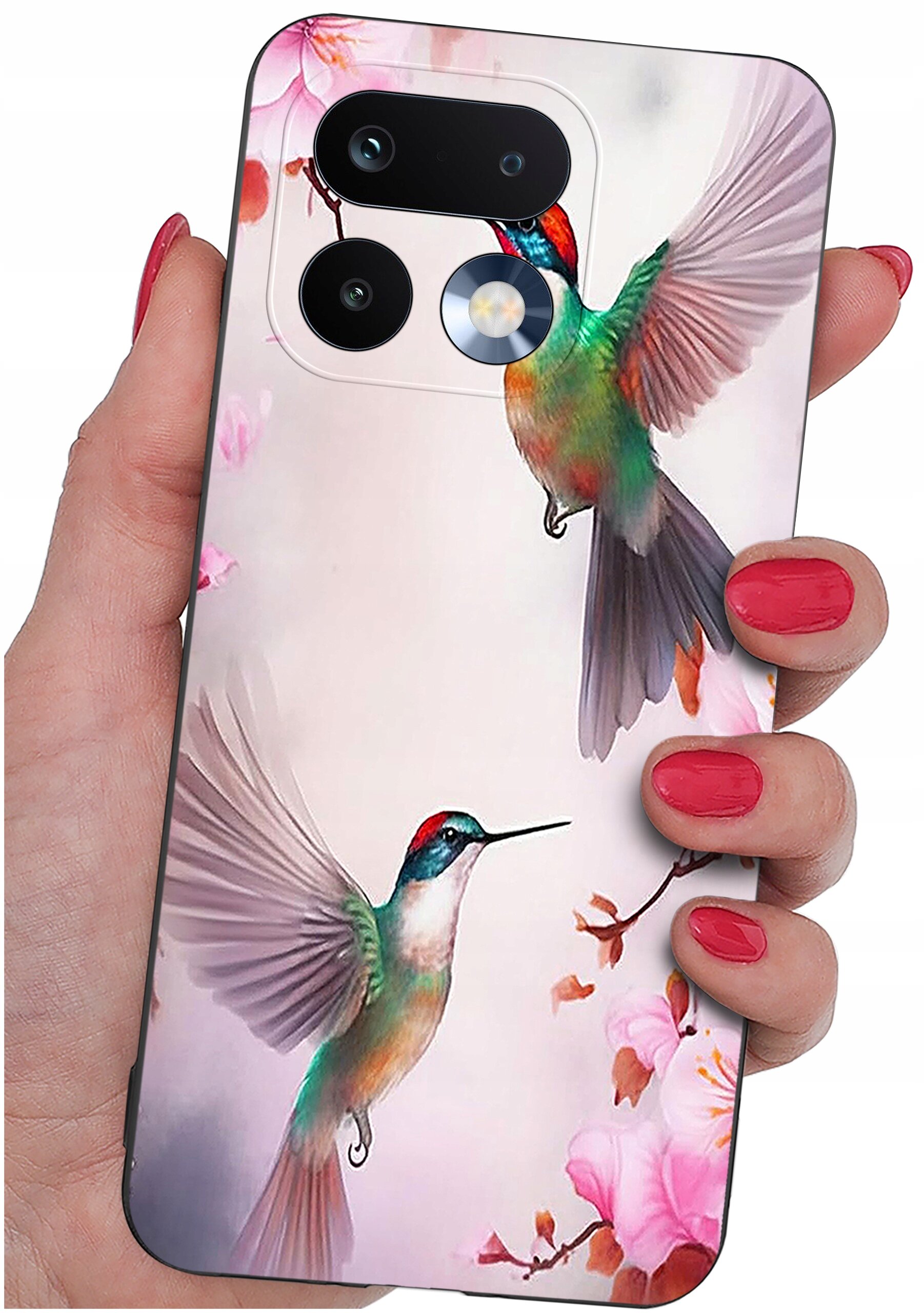 Etui na telefon z kolorowym wzorem przedstawiającym dwa kolibry wśród różowych kwiatów, trzymane w dłoni z pomalowanymi na czerwono paznokciami.