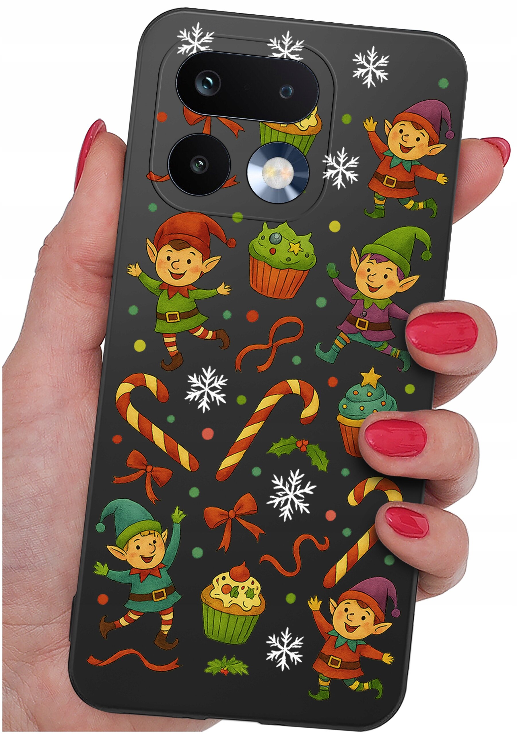 Etui na telefon z kolorowym wzorem przedstawiającym elfy, cukierki, babeczki i śnieżynki na czarnym tle. Etui trzymane jest w dłoni z pomalowanymi na czerwono paznokciami.