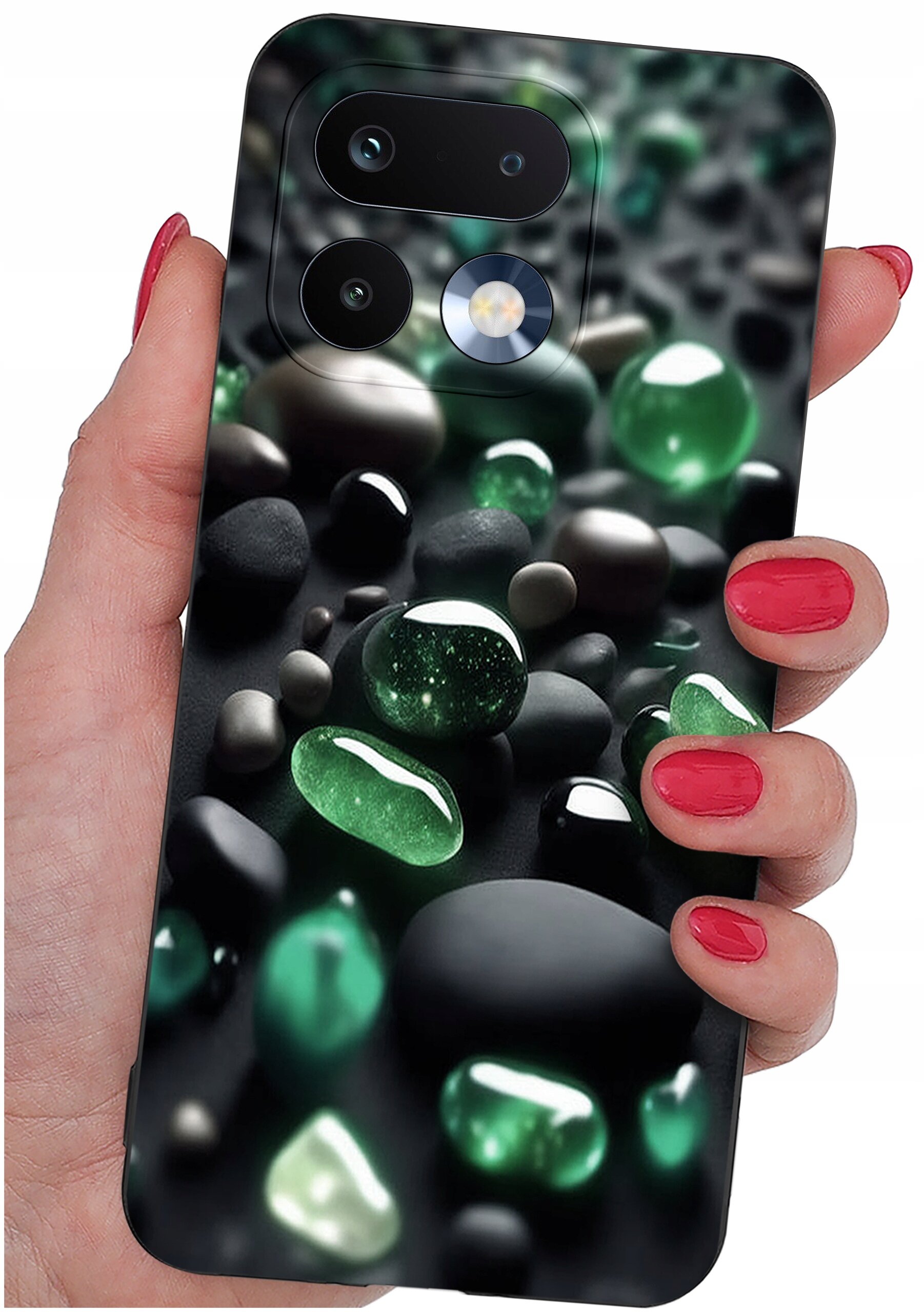 Etui na telefon z wzorem przedstawiającym zielone i czarne kamienie, trzymane w dłoni z pomalowanymi na czerwono paznokciami. Widoczne są dwa otwory na aparaty i jeden na lampę błyskową.