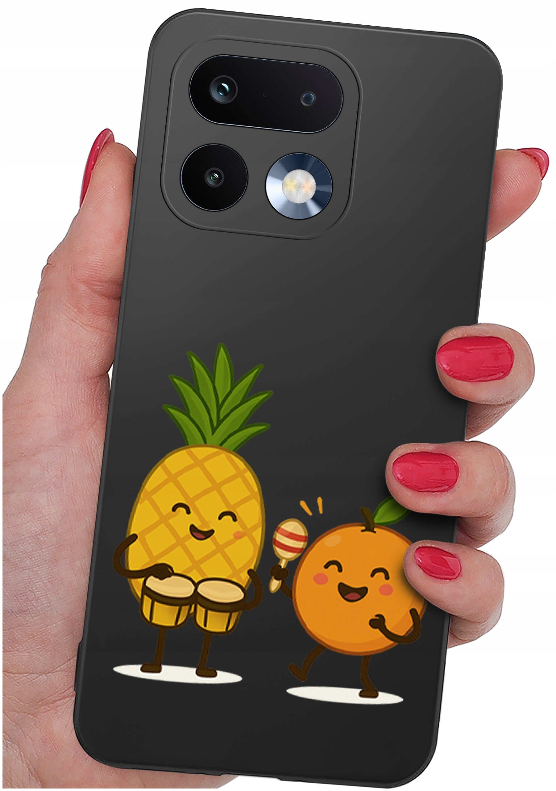 Osoba trzyma telefon w etui z grafiką przedstawiającą uśmiechnięte ananasa i pomarańczę grające na instrumentach. Etui jest ciemne, a postacie są kolorowe i radosne.