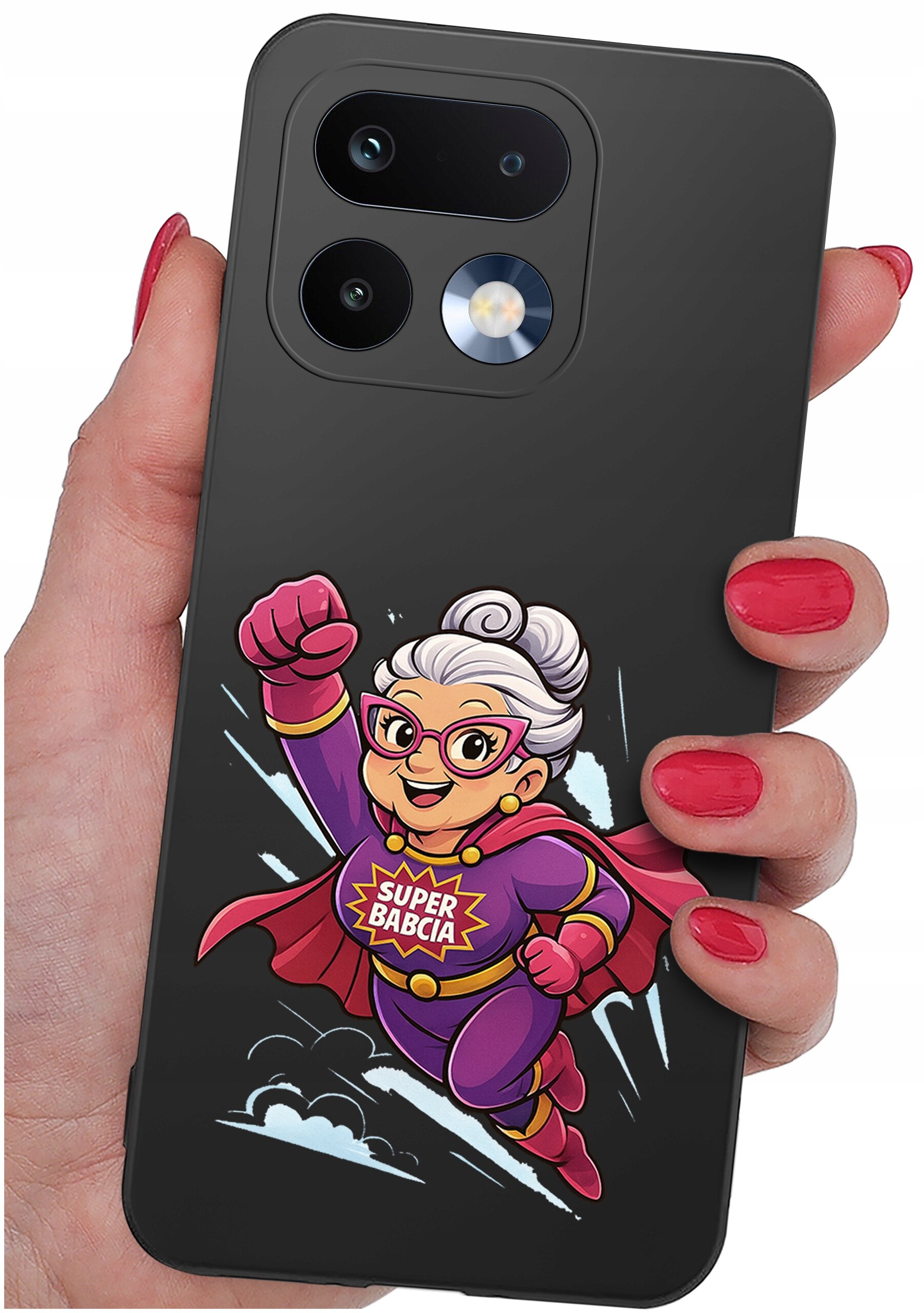 Etui na telefon z grafiką przedstawiającą postać w stroju superbohaterki z napisem \'SUPER BABCIA\'. Etui trzymane jest w dłoni z pomalowanymi na czerwono paznokciami.