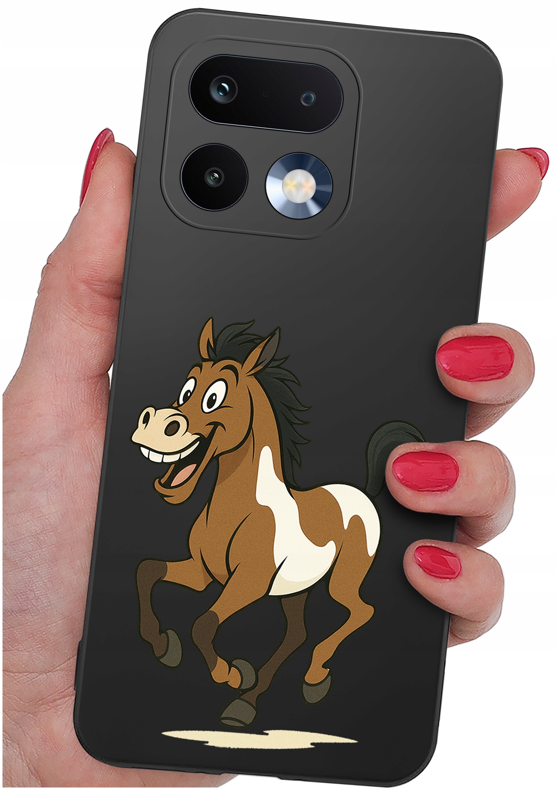 Czarne etui na telefon z nadrukiem uśmiechniętego konia w brązowo-białych barwach. Etui trzymane jest w dłoni z pomalowanymi na czerwono paznokciami.