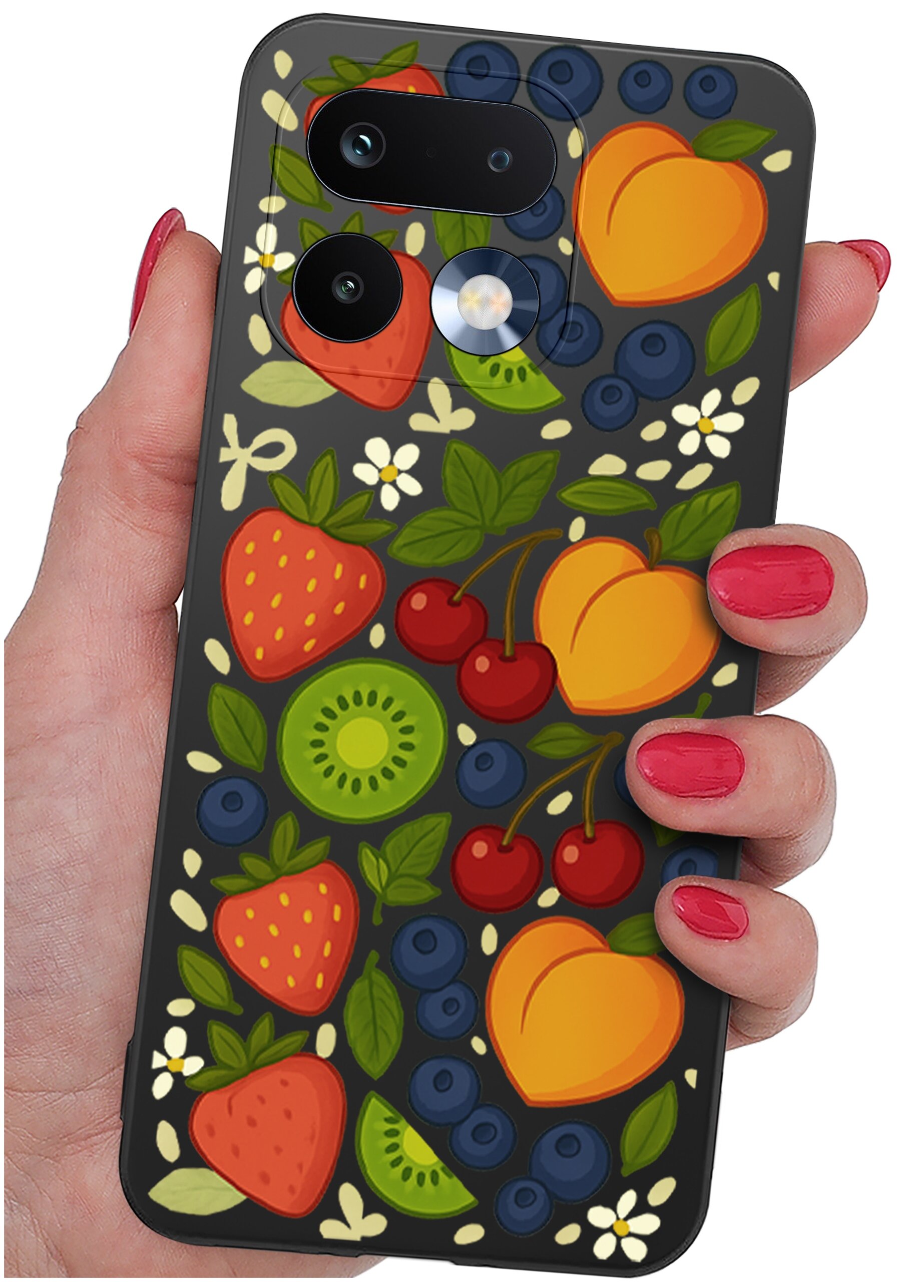Etui na telefon z kolorowym wzorem owoców, takich jak truskawki, kiwi, wiśnie, brzoskwinie i jagody. Etui jest trzymane w dłoni z pomalowanymi na czerwono paznokciami.