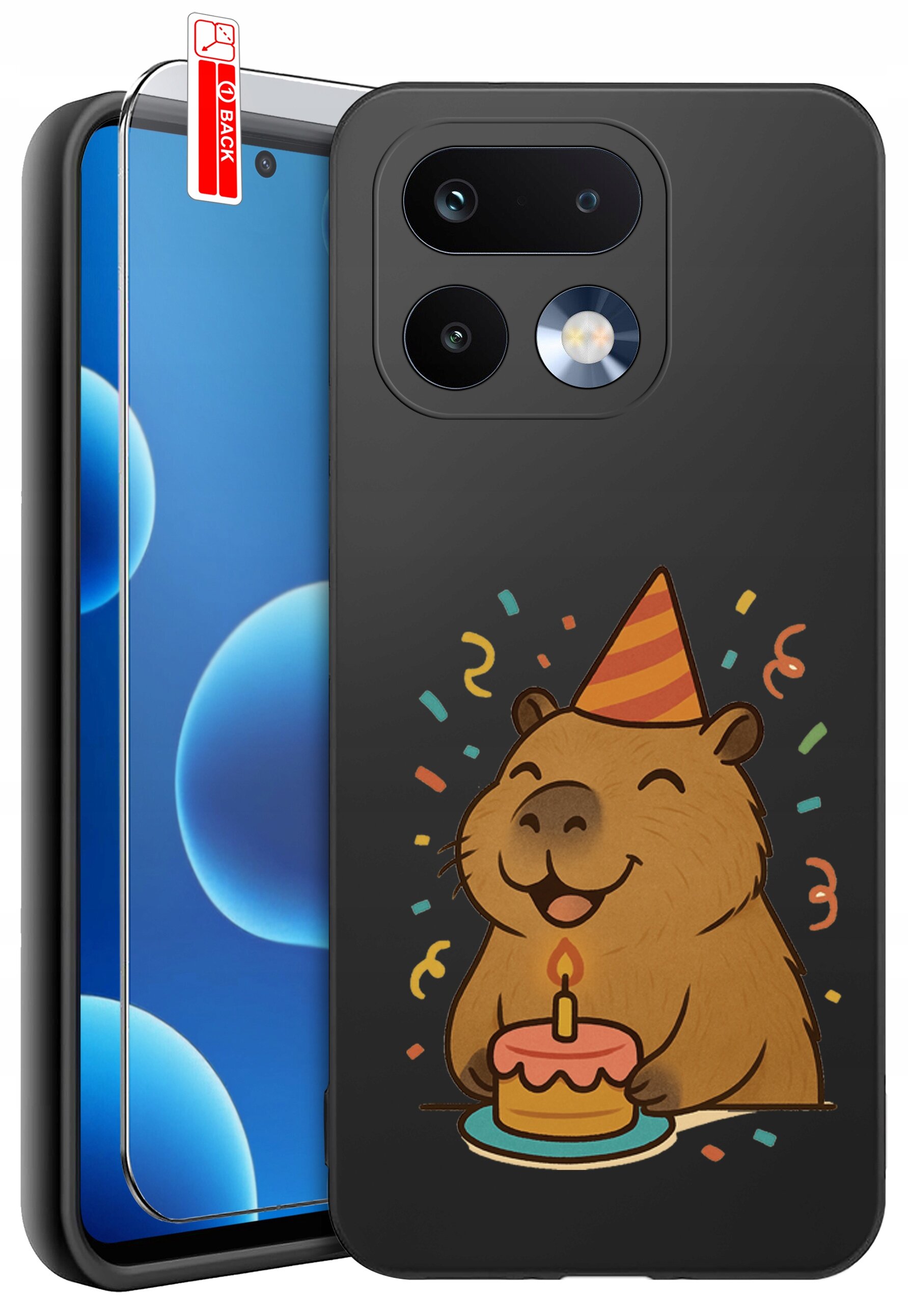 Etui na telefon z nadrukiem kapibary w czapce urodzinowej trzymającej tort z zapaloną świeczką. Obok etui znajduje się szkło ochronne z oznaczeniem \'BACK\'.