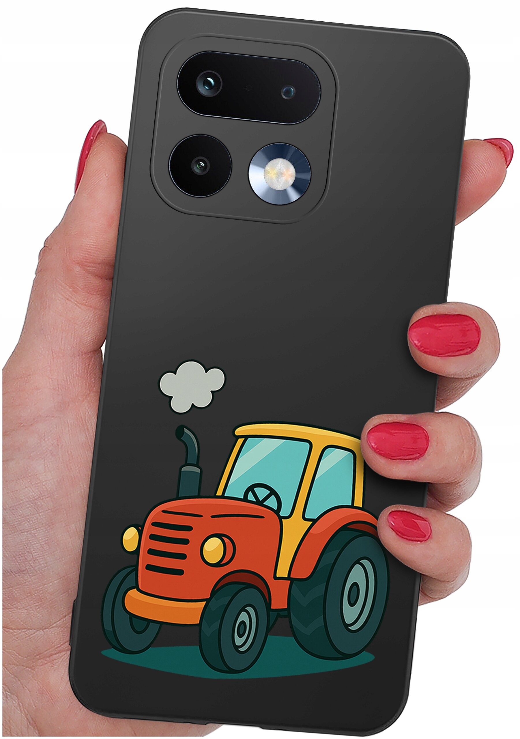Etui na telefon z nadrukiem kolorowego traktora, trzymane w dłoni z pomalowanymi na czerwono paznokciami. Etui ma wycięcia na dwa obiektywy aparatu i lampę błyskową.