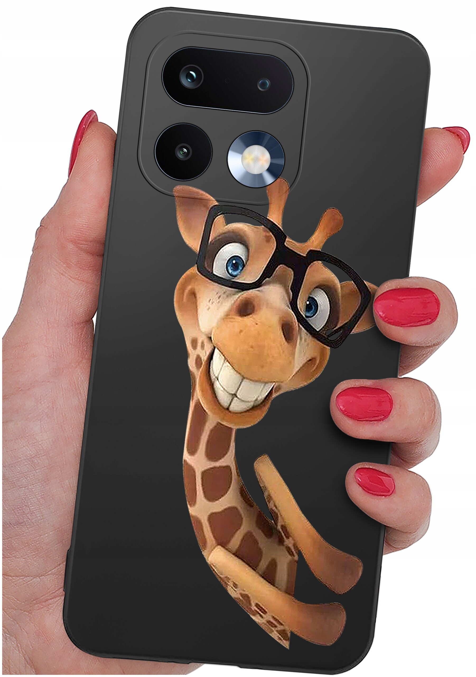 Etui na telefon z grafiką uśmiechniętej żyrafy w okularach. Etui jest trzymane w dłoni z pomalowanymi na czerwono paznokciami.