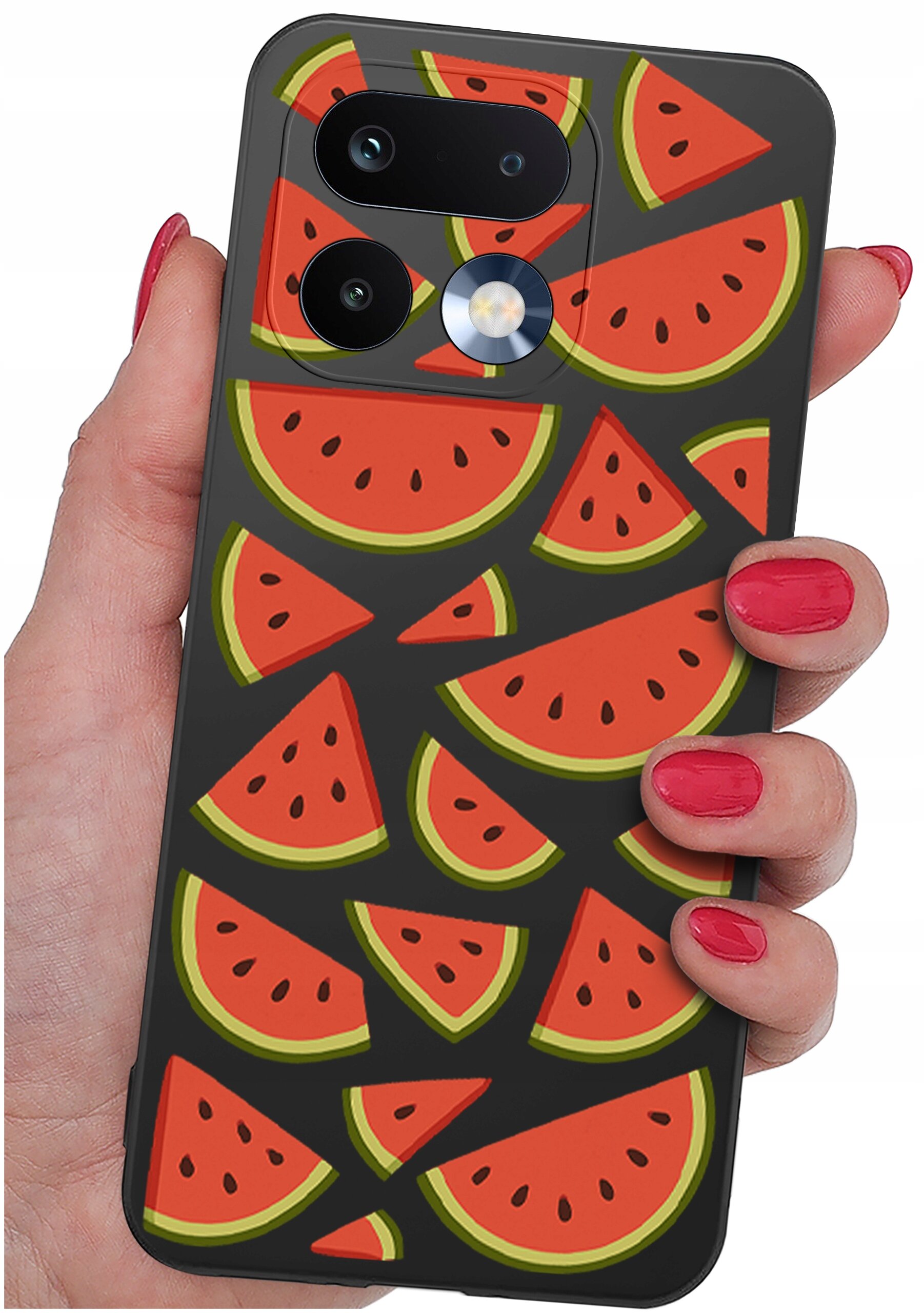 Etui na telefon z wzorem kawałków arbuza, trzymane w dłoni z pomalowanymi na czerwono paznokciami. Etui ma wycięcia na aparat i lampę błyskową.