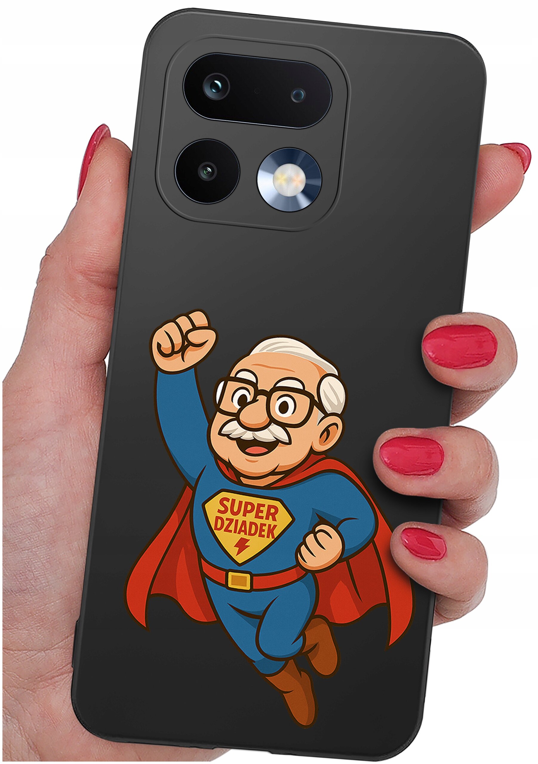 Etui na telefon z grafiką przedstawiającą postać w stroju superbohatera z napisem \'SUPER DZIADEK\'. Etui jest trzymane w dłoni z pomalowanymi na czerwono paznokciami.