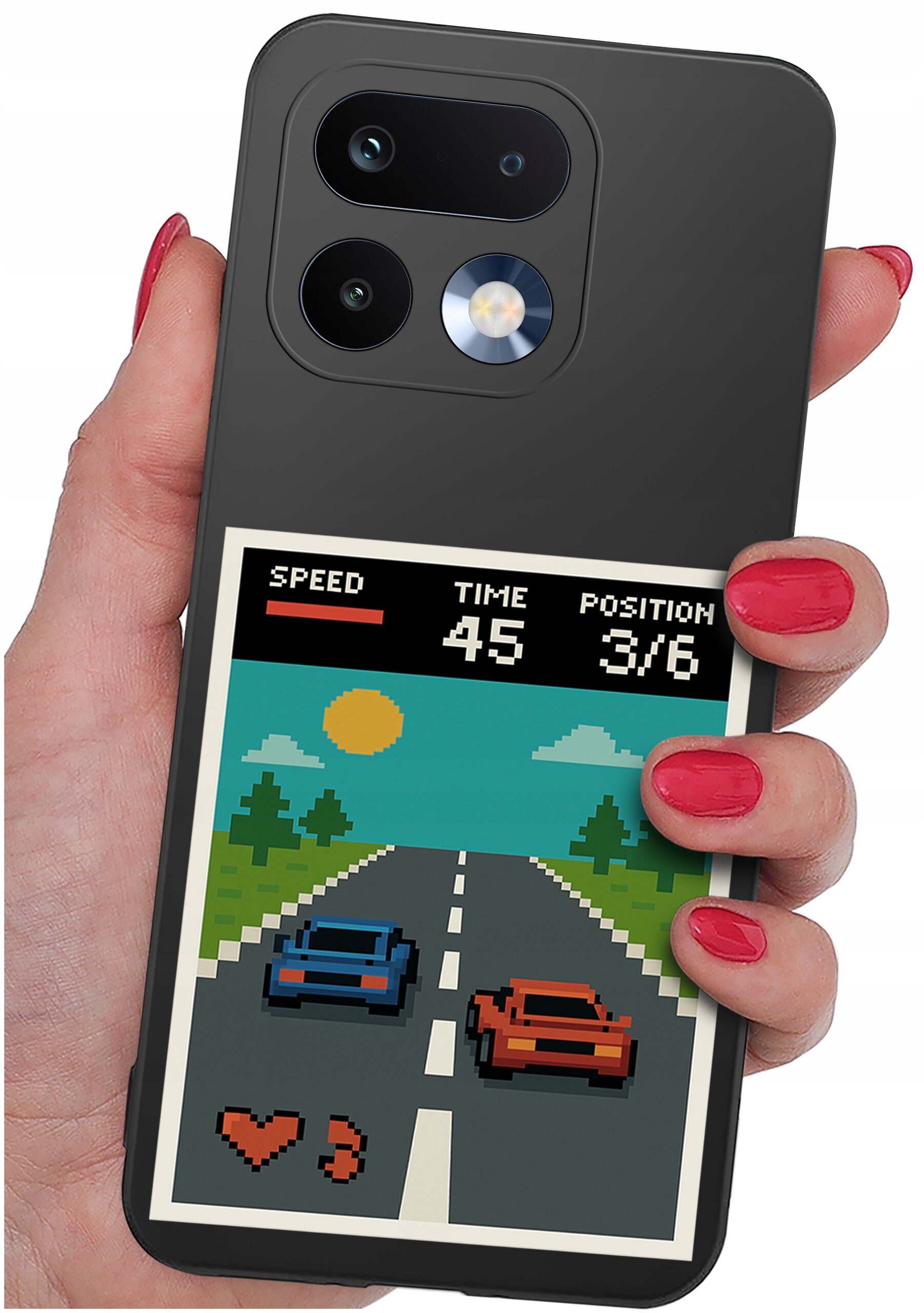 Osoba trzyma telefon z etui, na którym widoczna jest grafika przedstawiająca pikselową grę wyścigową z dwoma samochodami na drodze. Na górze grafiki widnieją napisy: \'SPEED\', \'TIME 45\', \'POSITION 3/6\'.