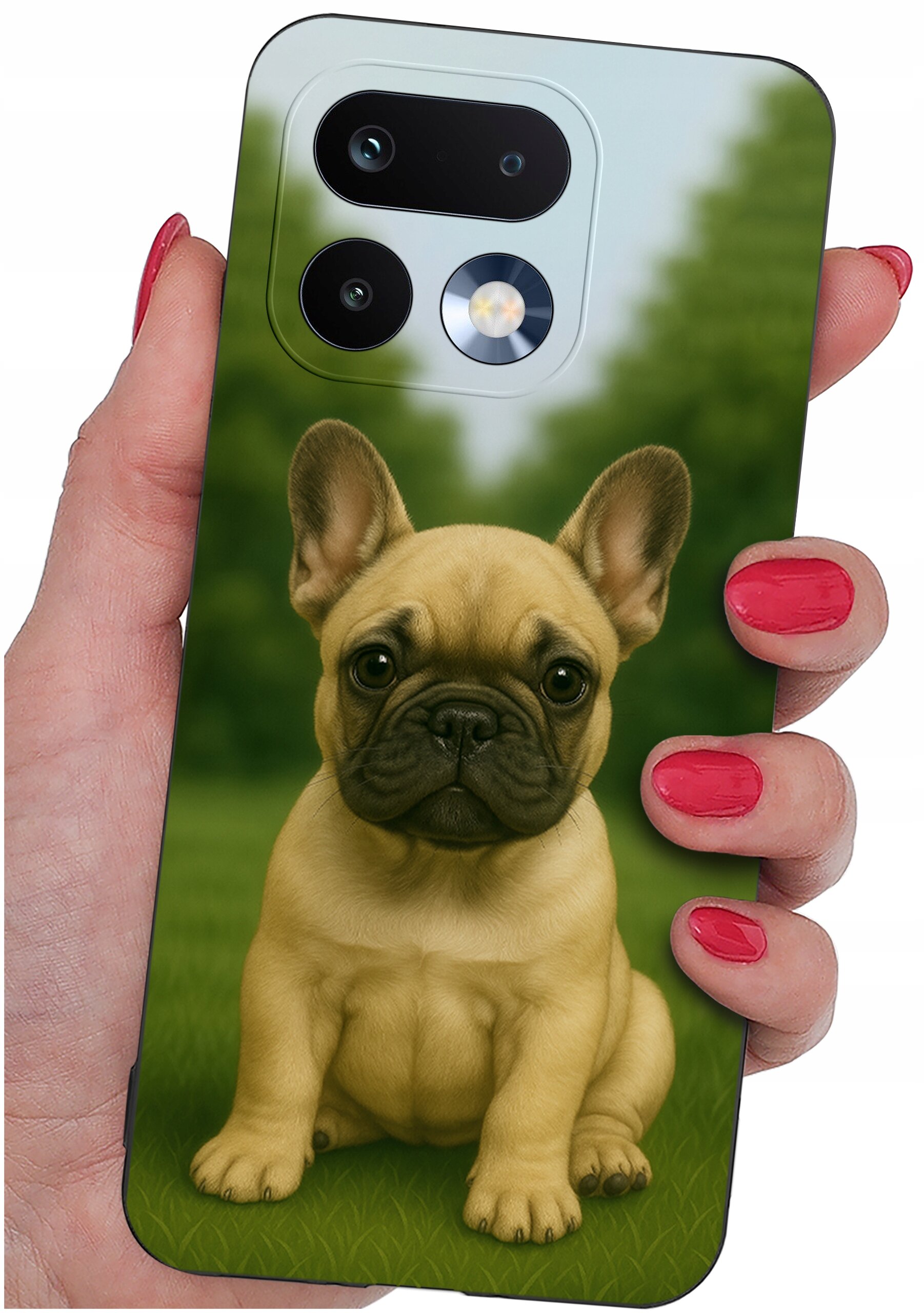 Etui na telefon z nadrukiem psa siedzącego na trawie, trzymane w dłoni z pomalowanymi na czerwono paznokciami. W górnej części etui widoczne są dwa obiektywy aparatu i lampa błyskowa.