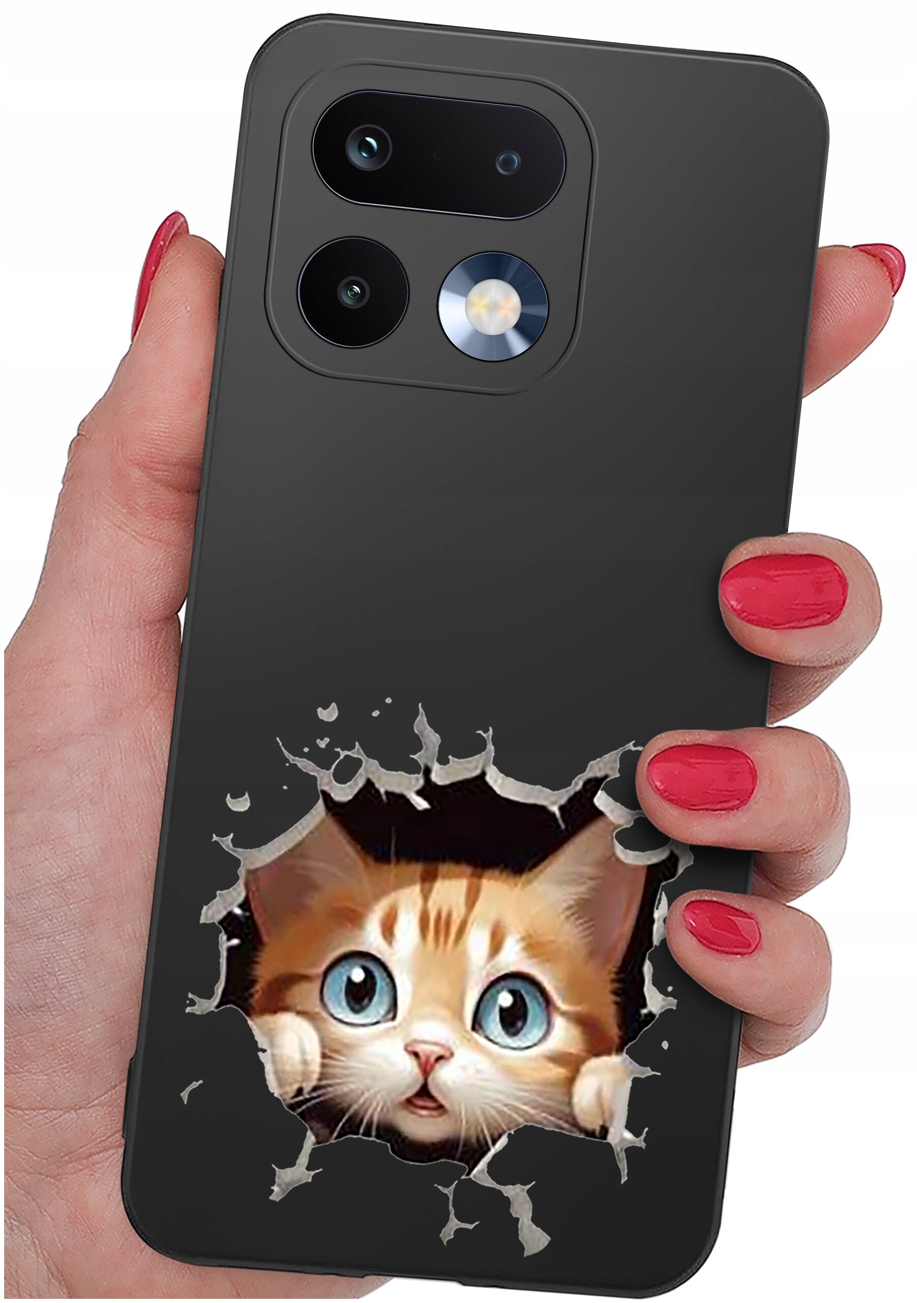 Czarne etui na telefon z nadrukiem kota wyglądającego przez dziurę. Etui trzymane jest w dłoni z pomalowanymi na czerwono paznokciami.
