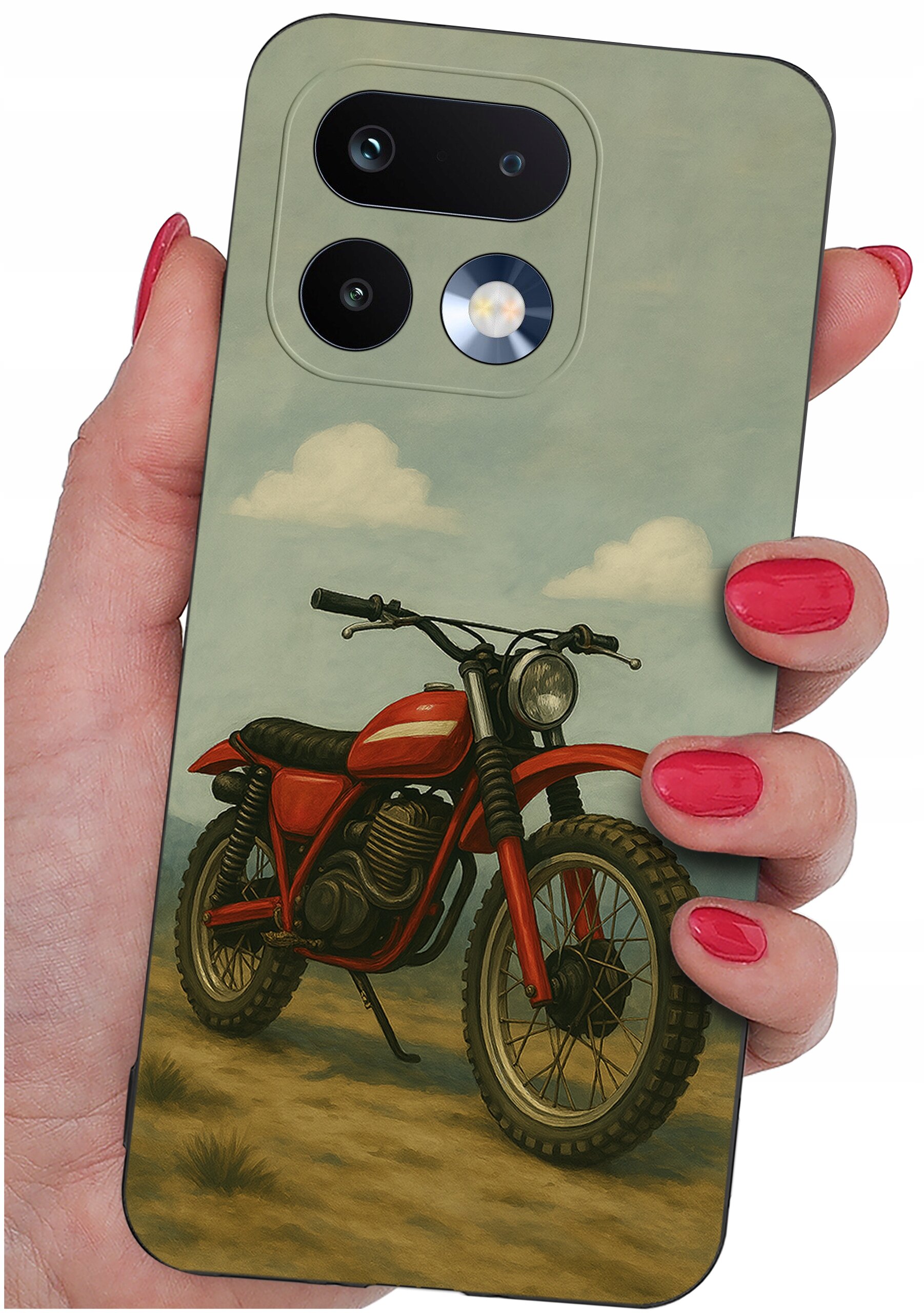 Etui na telefon z nadrukiem czerwonego motocykla na tle nieba z chmurami, trzymane w dłoni z pomalowanymi na czerwono paznokciami. W górnej części etui widoczne są dwa otwory na aparat i lampa błyskowa.