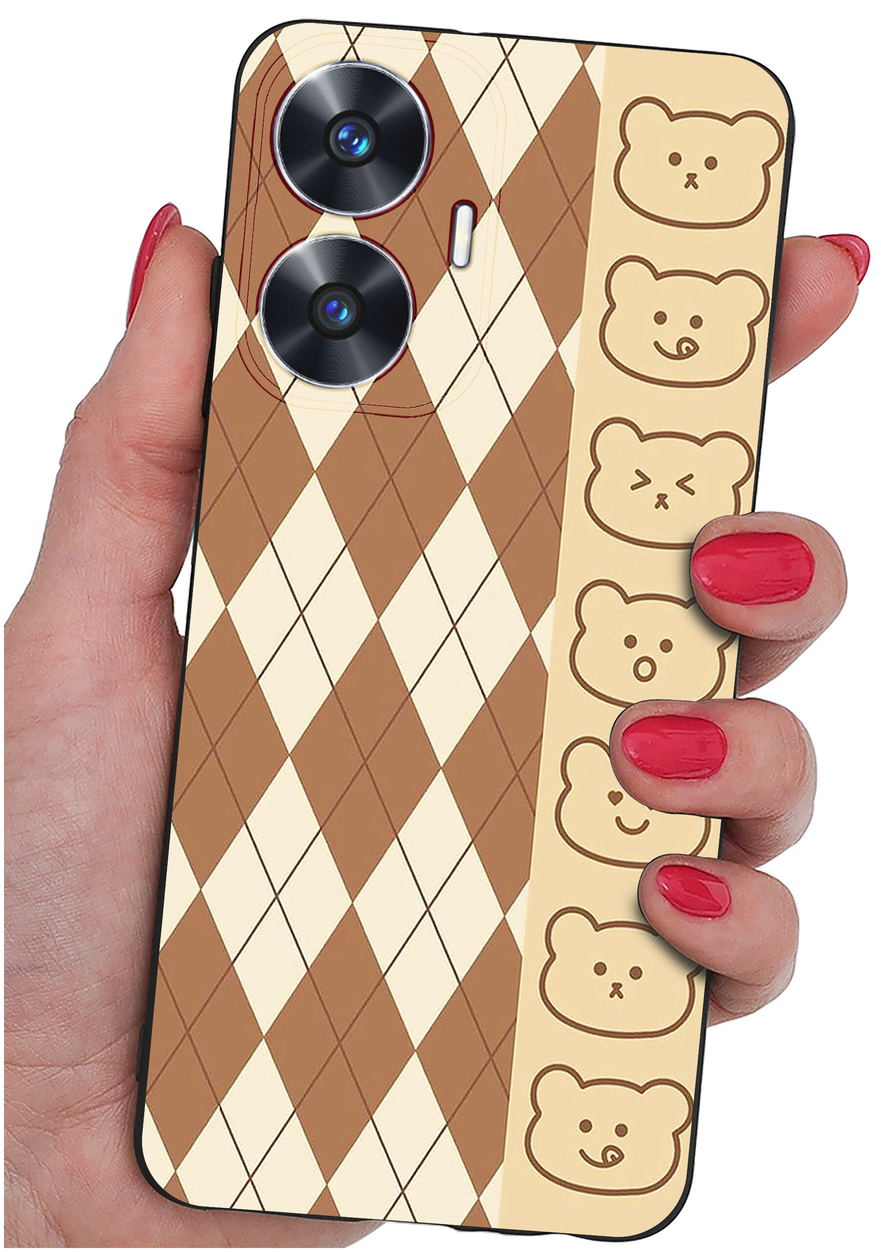 Etui na telefon z wzorem w romby w kolorach brązowym i kremowym oraz rzędem rysunków misiów po boku. Etui trzymane jest w dłoni z pomalowanymi na czerwono paznokciami.