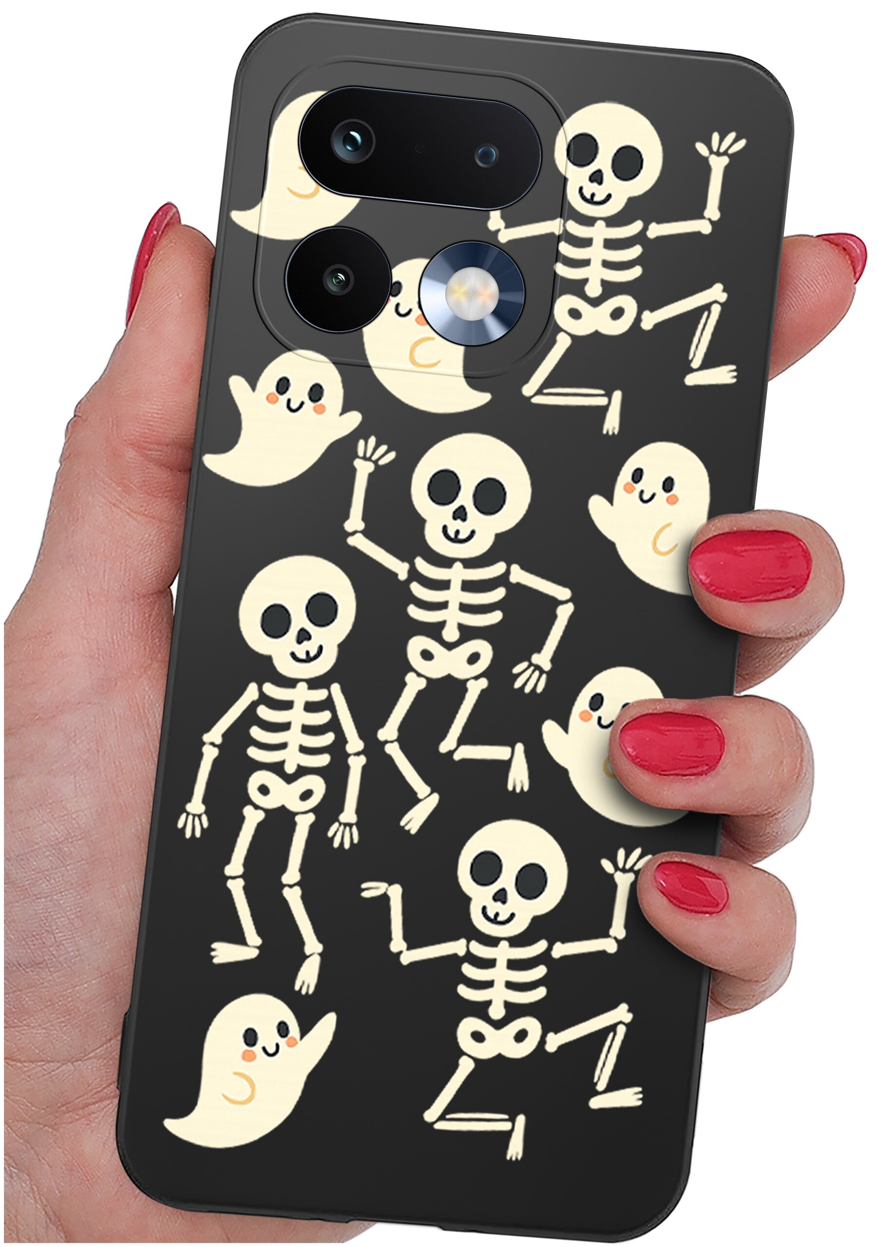 Etui na telefon z czarnym tłem, ozdobione wzorami białych szkieletów i duchów. Etui trzymane jest w dłoni z pomalowanymi na czerwono paznokciami.