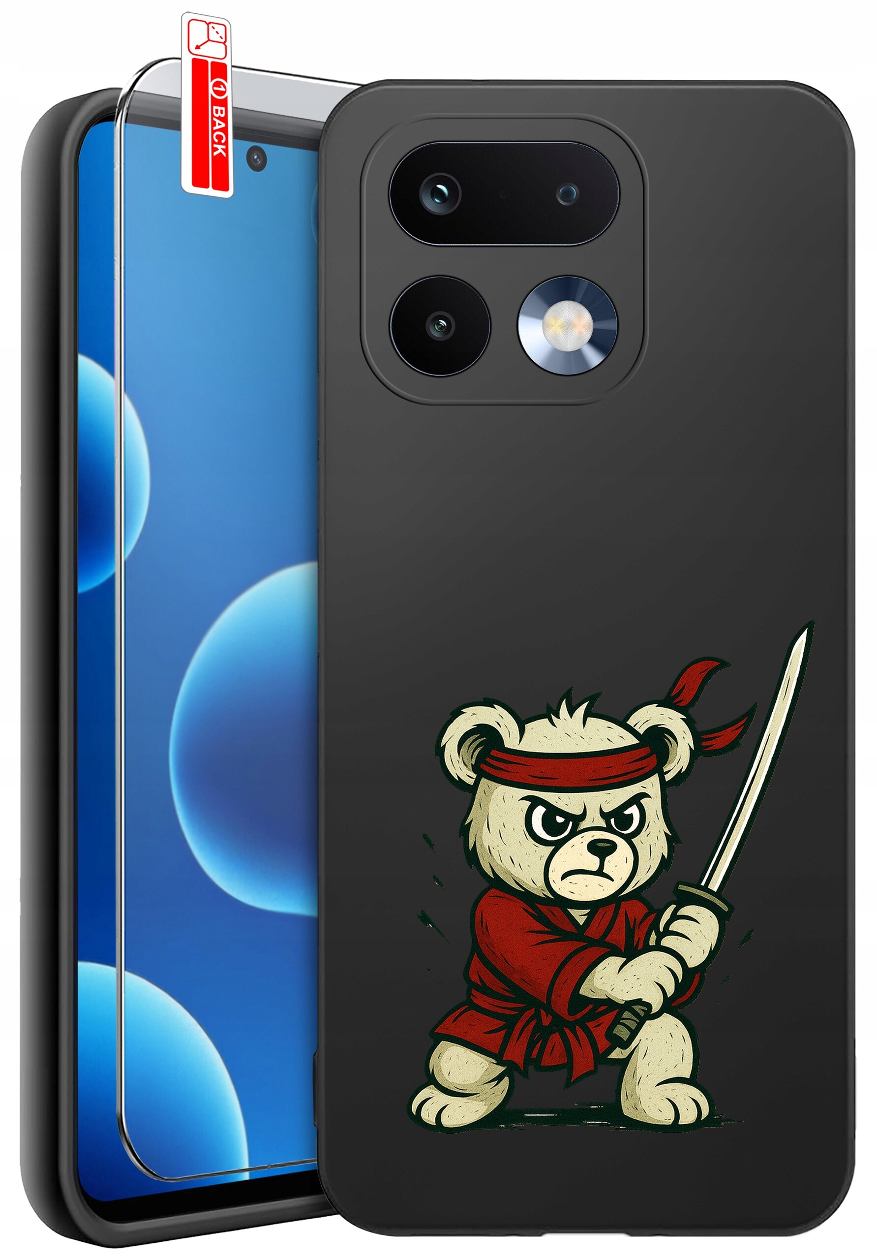 Czarne etui na telefon z nadrukiem misia w czerwonym stroju i opasce, trzymającego miecz. Obok znajduje się szkło ochronne z naklejką \'BACK\'.
