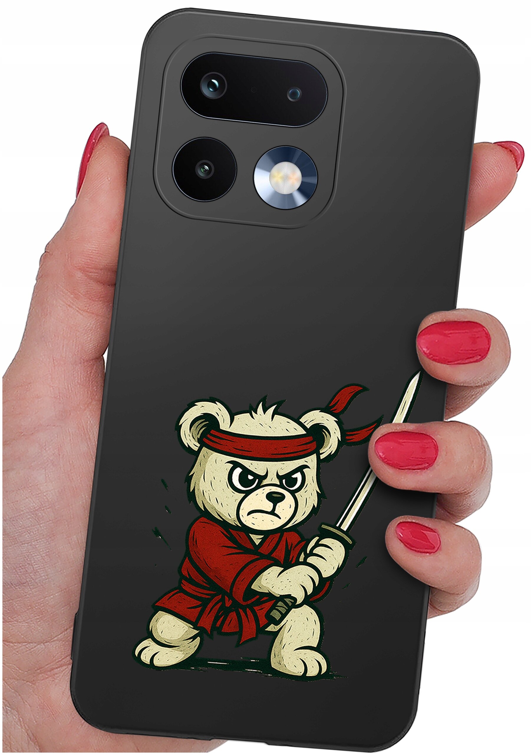 Etui na telefon z nadrukiem misia w czerwonym stroju i opasce, trzymającego miecz. Etui jest trzymane w dłoni z pomalowanymi na czerwono paznokciami.
