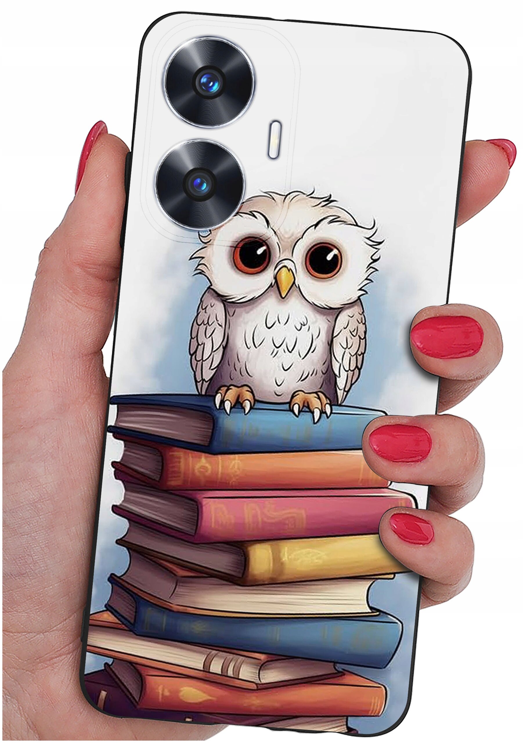 Etui na telefon z nadrukiem sowy siedzącej na stosie książek, trzymane w dłoni z pomalowanymi na czerwono paznokciami. Etui ma dwa otwory na aparaty fotograficzne.