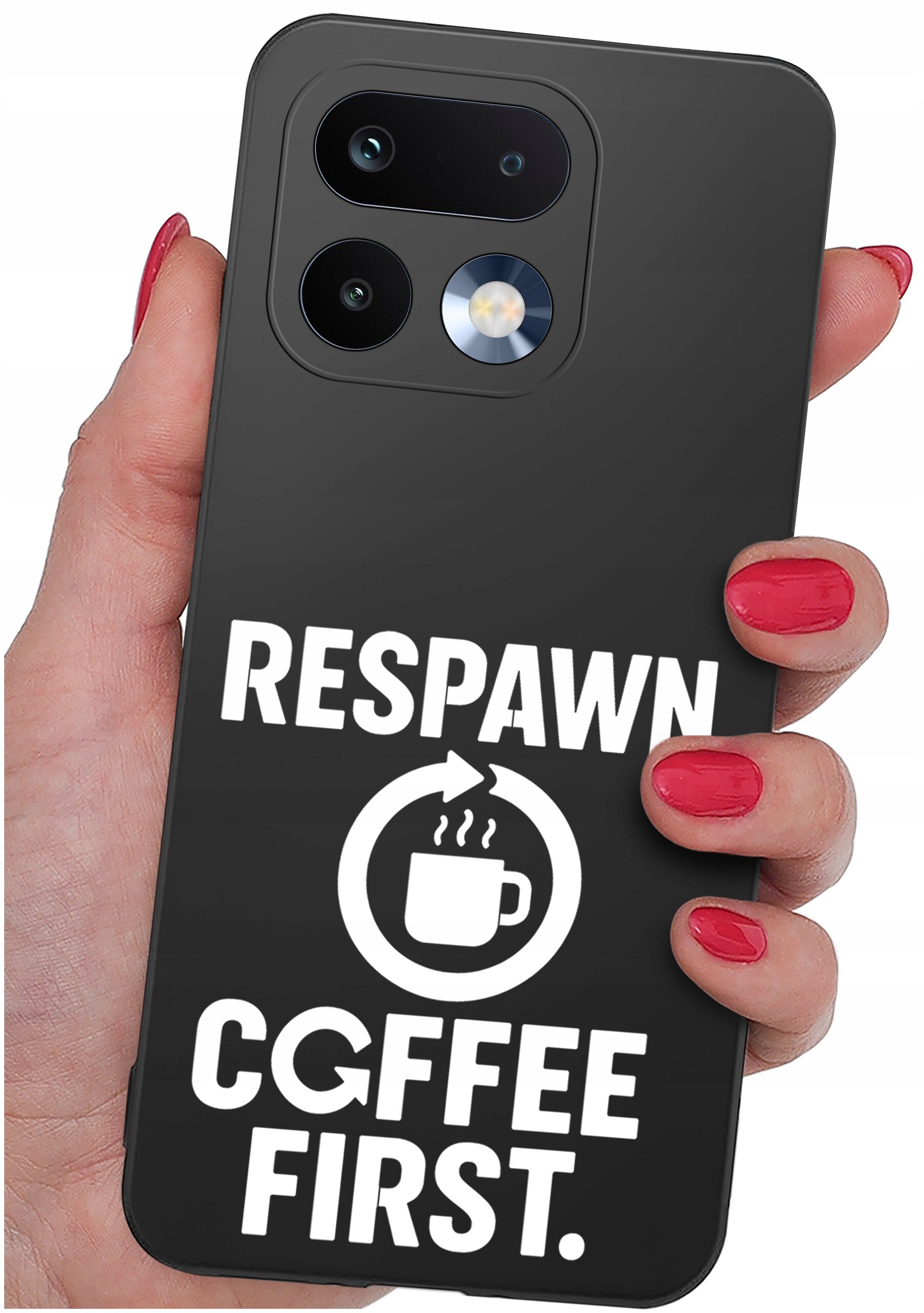 Czarna obudowa telefonu z napisem \'RESPAWN CGFFEE FIRST.\' oraz symbolem filiżanki z parą. Obudowa jest trzymana w dłoni z pomalowanymi na czerwono paznokciami.