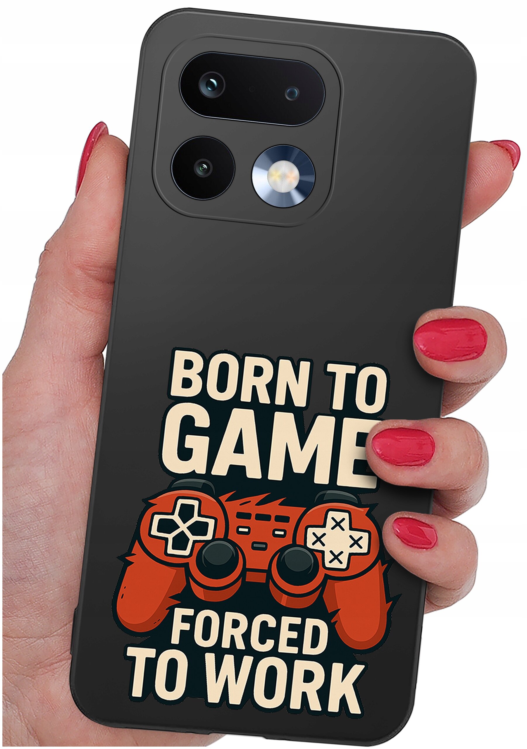 Osoba trzyma telefon w etui z napisem \'BORN TO GAME FORCED TO WORK\' oraz grafiką kontrolera do gier.