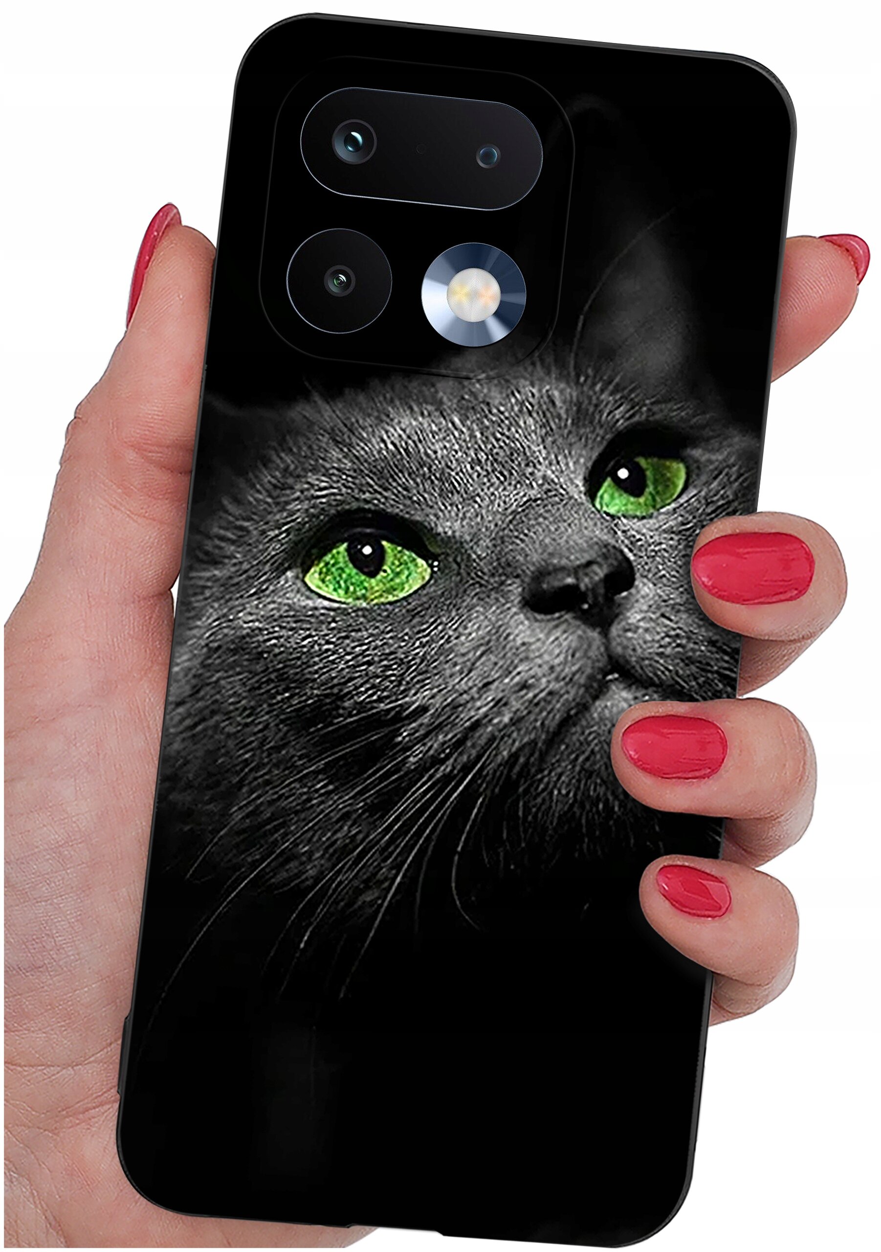 Osoba trzyma telefon z etui przedstawiającym szarego kota z zielonymi oczami. Etui ma wycięcia na dwa obiektywy aparatu i lampę błyskową.