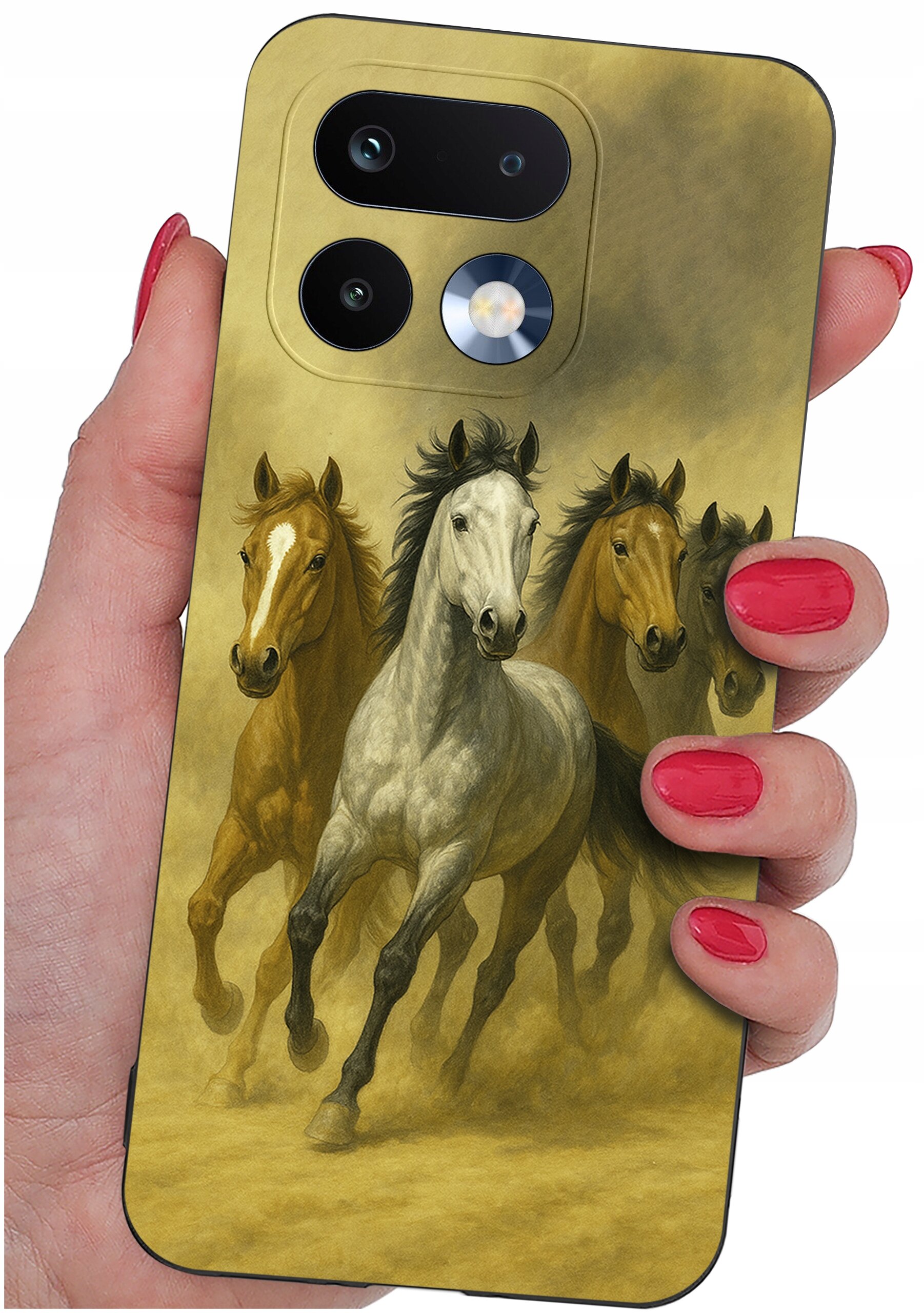 Etui na telefon z nadrukiem czterech galopujących koni, trzymane w dłoni z pomalowanymi na czerwono paznokciami. Etui ma wycięcia na dwa obiektywy aparatu i lampę błyskową.