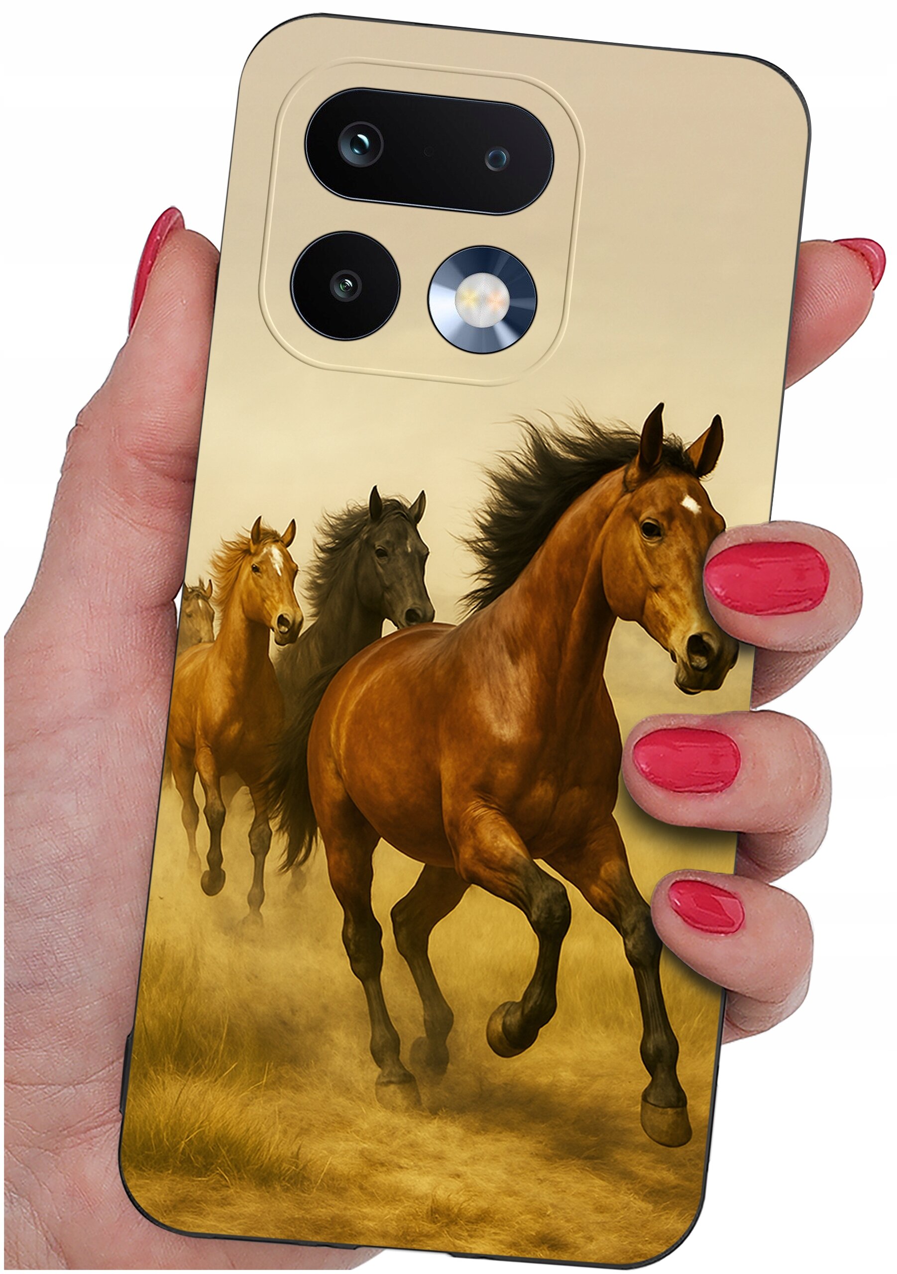Etui na telefon z nadrukiem galopujących koni, trzymane w dłoni z pomalowanymi na czerwono paznokciami. W górnej części etui widoczne są otwory na aparat i lampę błyskową.