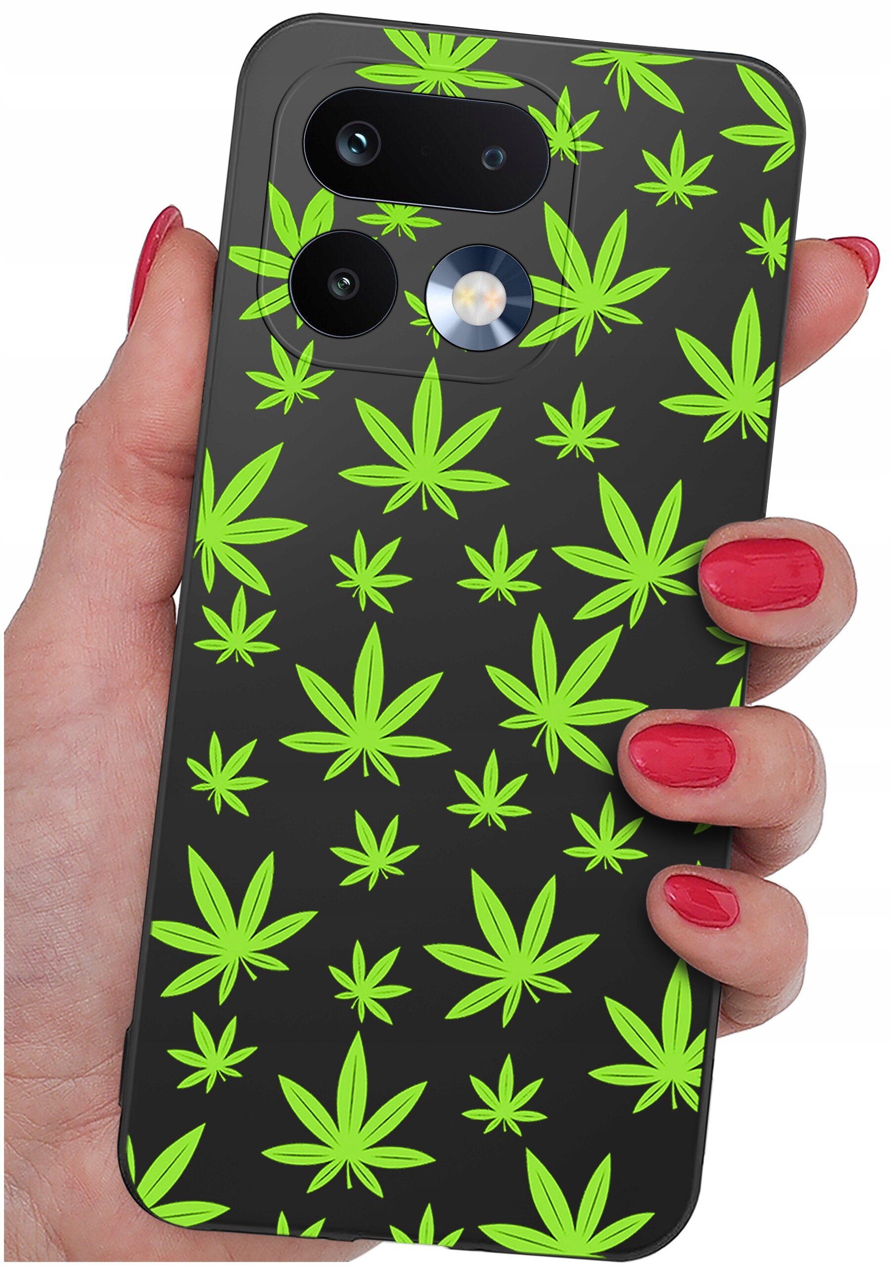 Osoba trzyma telefon w etui z czarnym tłem i wzorem zielonych liści. Etui ma wycięcia na trzy obiektywy aparatu i lampę błyskową.