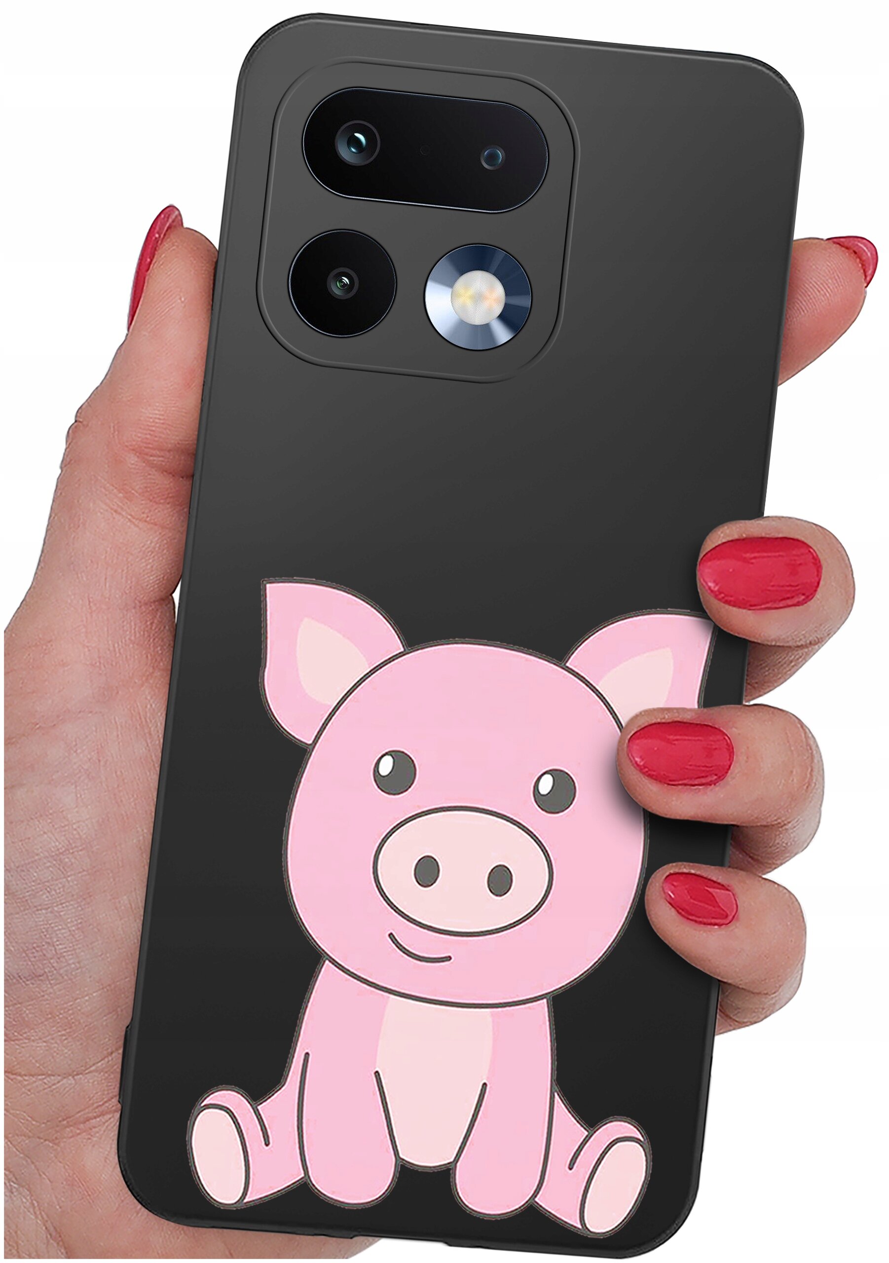 Czarna obudowa telefonu z nadrukiem różowej świnki trzymana w dłoni z pomalowanymi na czerwono paznokciami. Obudowa posiada wycięcia na dwa obiektywy aparatu i lampę błyskową.
