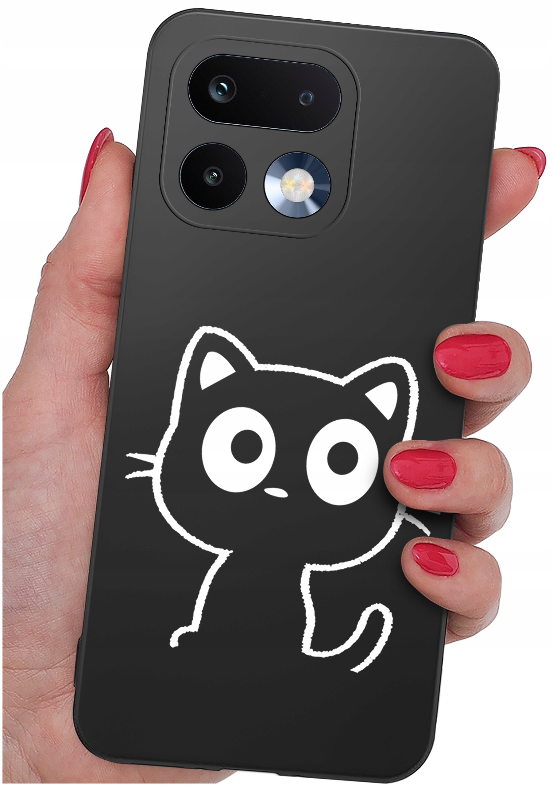 Czarne etui na telefon z białym rysunkiem kota o dużych oczach. Etui trzymane jest w dłoni z pomalowanymi na czerwono paznokciami.