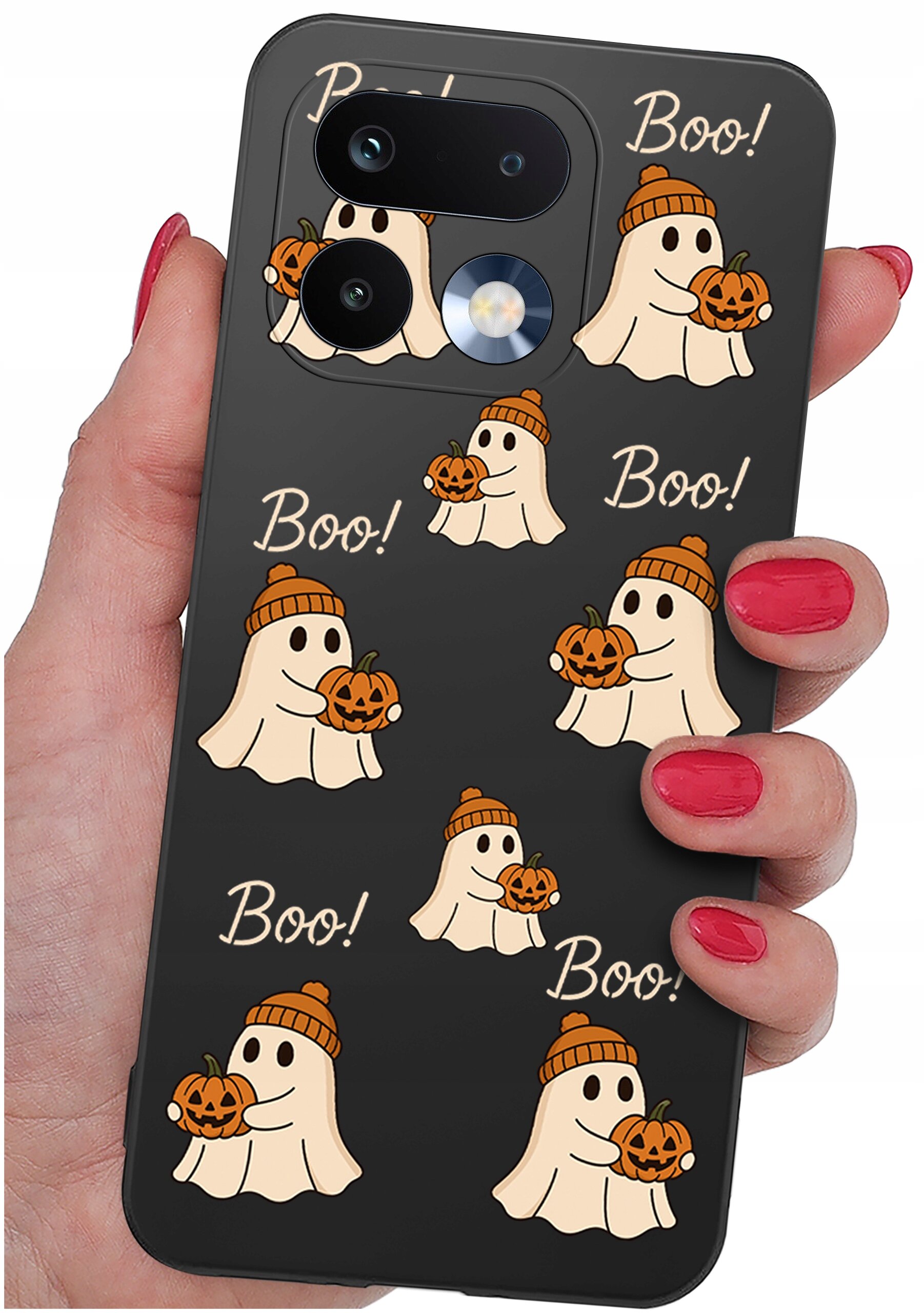 Etui na telefon z wzorem przedstawiającym uśmiechnięte duszki trzymające dynie, z napisem \'Boo!\' w różnych miejscach. Etui jest trzymane w dłoni z pomalowanymi na czerwono paznokciami.