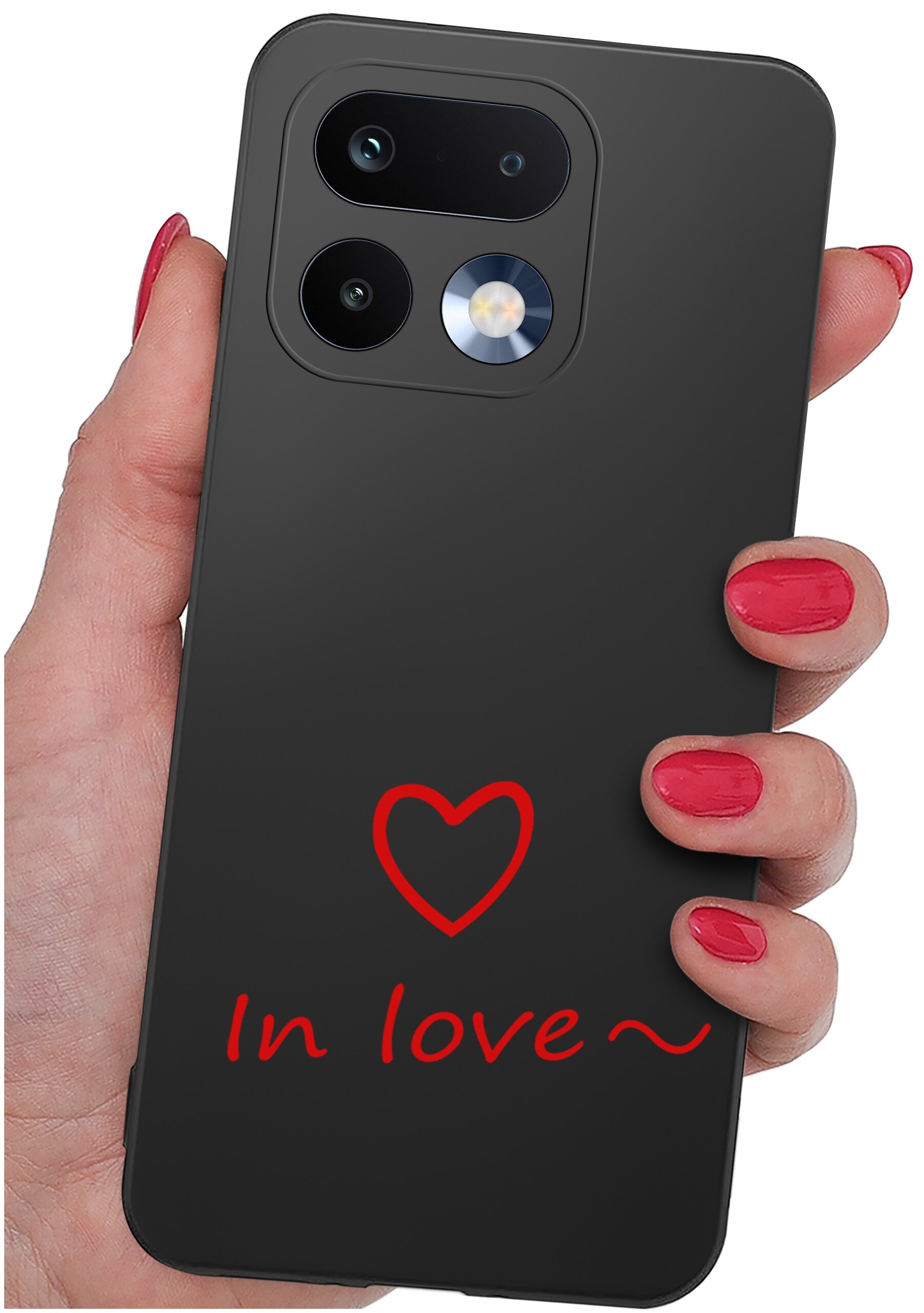 Czarne etui na telefon z czerwonym napisem \'In love\' i sercem. Etui trzymane jest w dłoni z pomalowanymi na czerwono paznokciami.