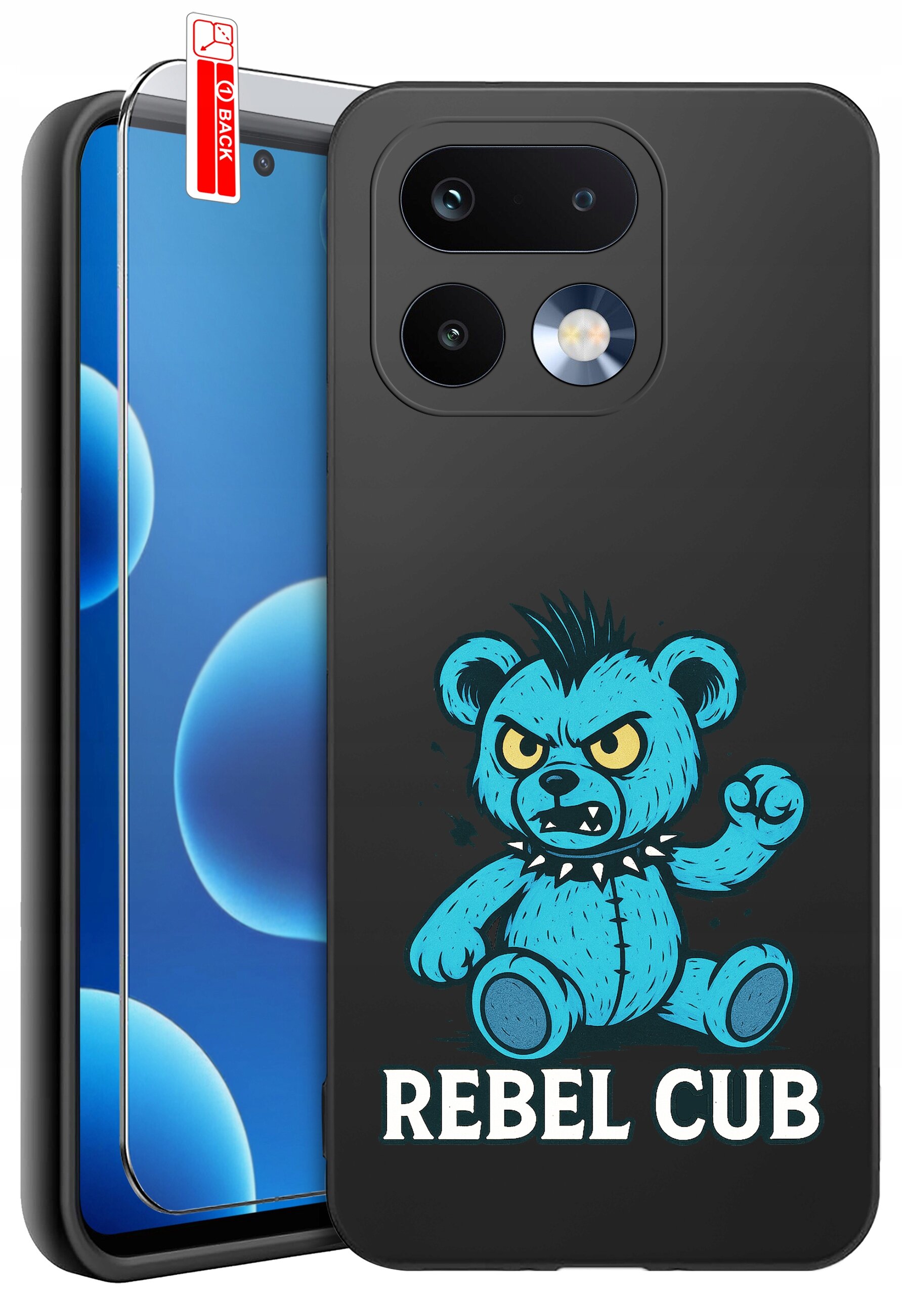 Na obrazie widoczne jest silikonowe etui na telefon z niebieskim misiem o groźnym wyrazie twarzy i napisem \'REBEL CUB\'. Obok etui znajduje się szkło ochronne z oznaczeniem \'BACK\'.