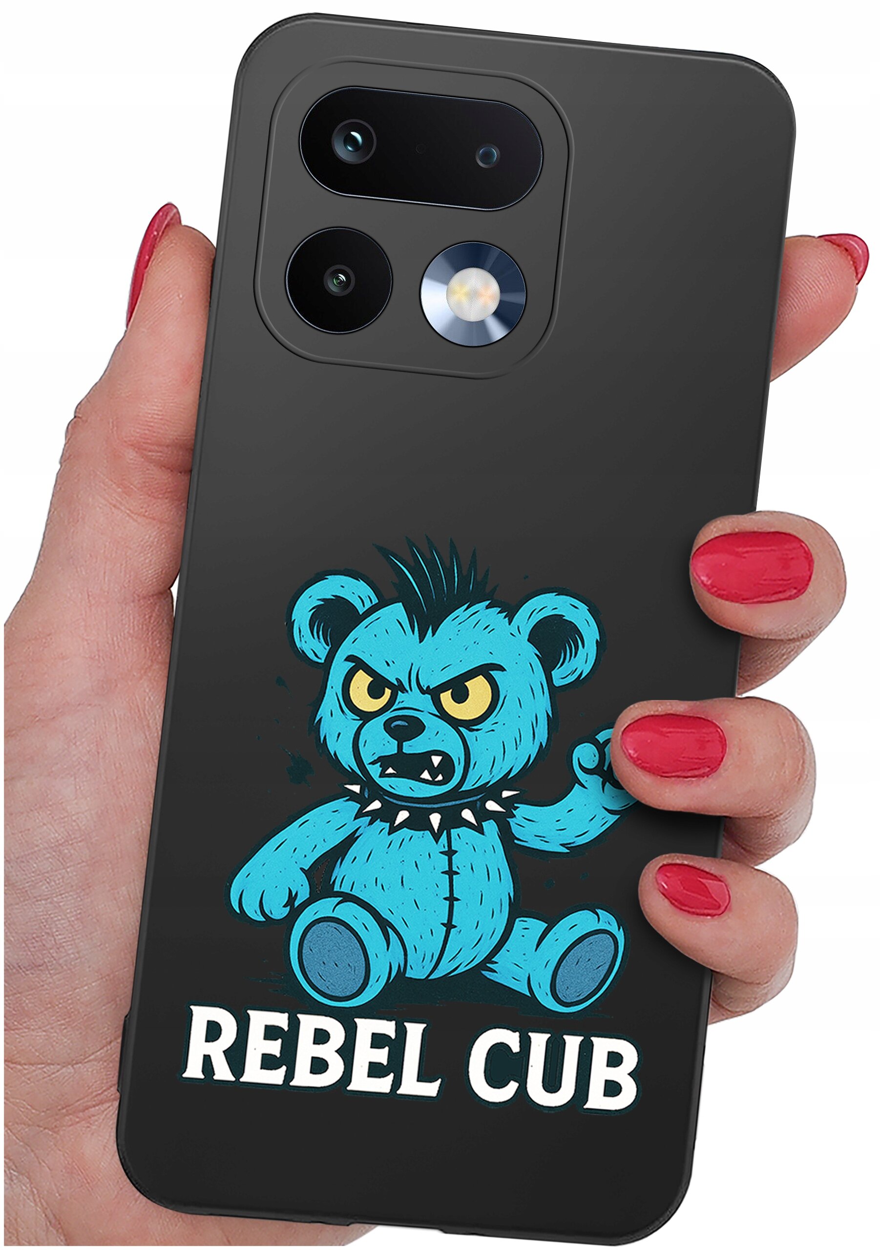 Czarna obudowa telefonu z nadrukiem niebieskiego misia o groźnym wyrazie twarzy i napisem \'REBEL CUB\'. Obudowa jest trzymana w dłoni z czerwonym lakierem na paznokciach.