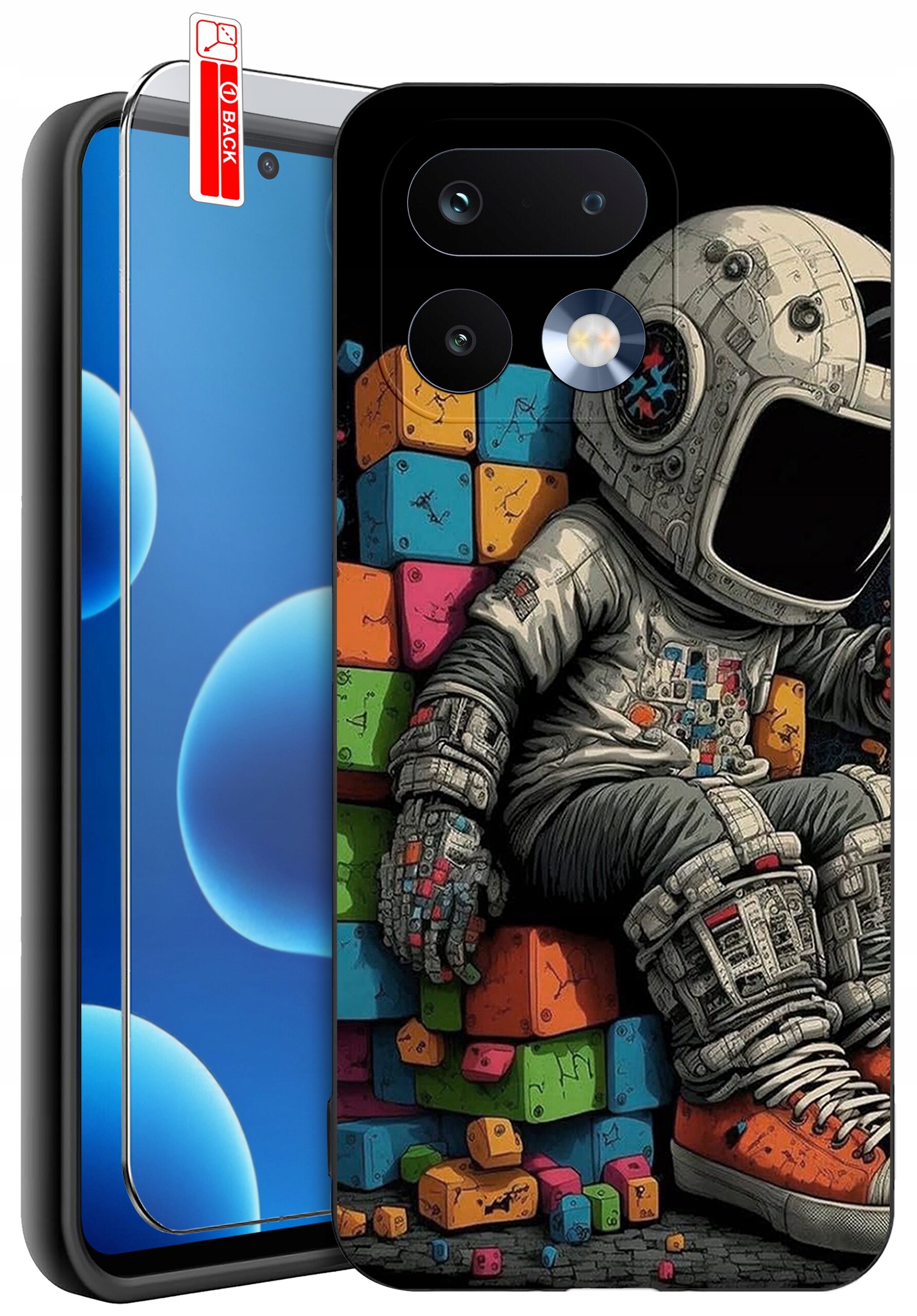 Etui na telefon z kolorowym wzorem przedstawiającym astronautę siedzącego na klockach. Obok etui znajduje się szkło ochronne z napisem \'BACK\'.