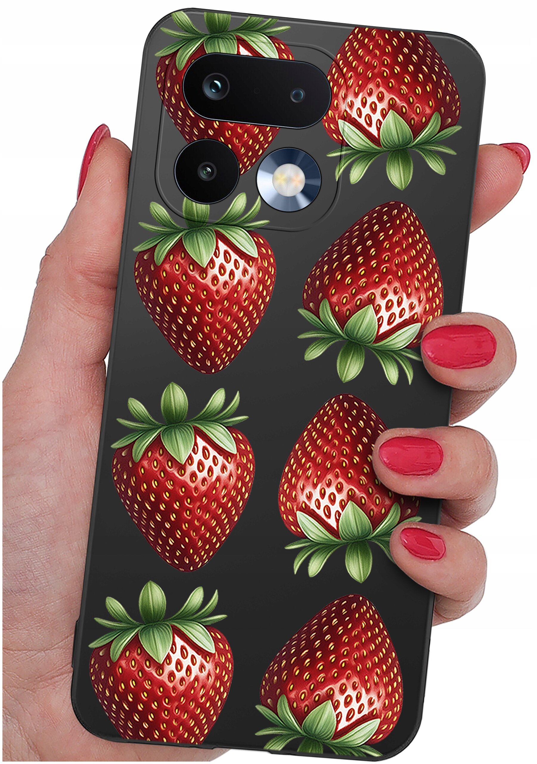 Etui na telefon z wzorem truskawek, trzymane w dłoni z pomalowanymi na czerwono paznokciami. Etui ma ciemne tło i wycięcia na aparat oraz lampę błyskową.