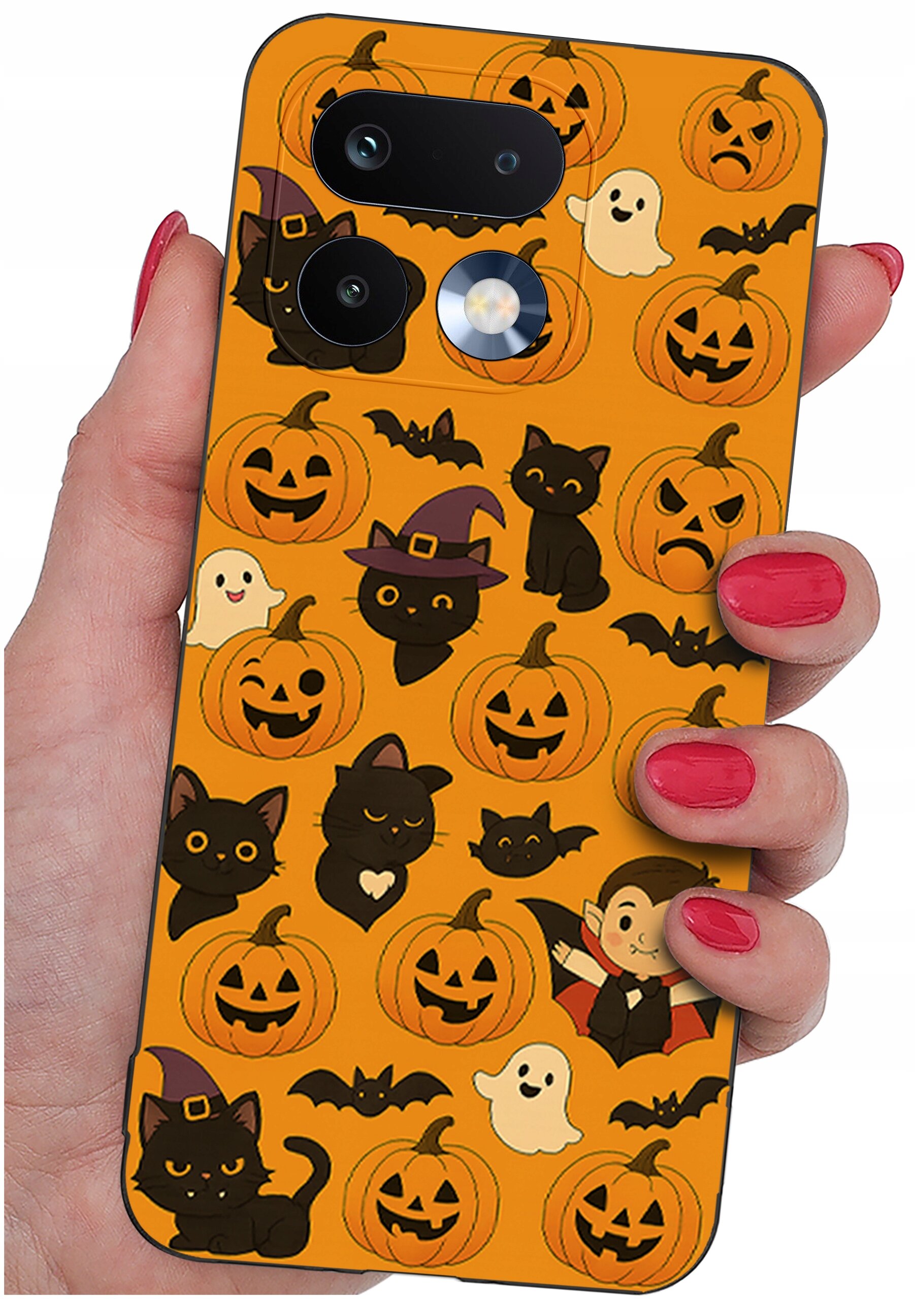 Etui na telefon z motywem Halloween, przedstawiające czarne koty, dynie, nietoperze, duchy i wampira na pomarańczowym tle. Etui trzymane jest w dłoni z pomalowanymi na czerwono paznokciami.