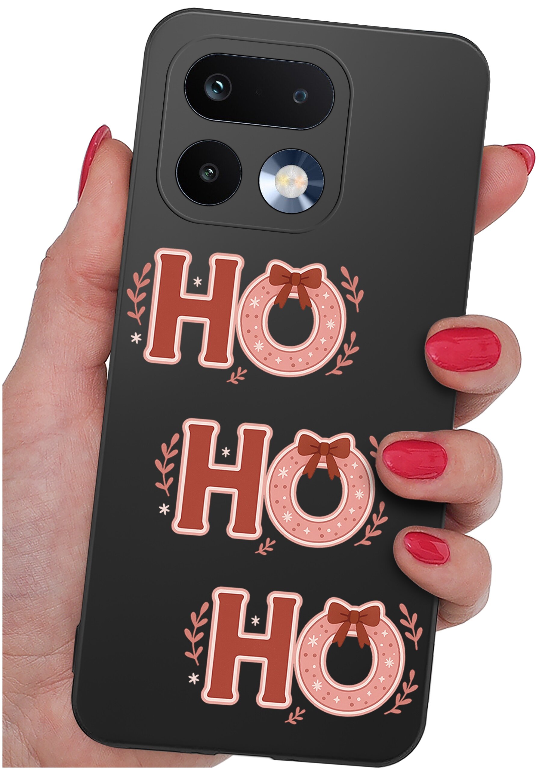 Czarna obudowa telefonu z trzema napisami \'HO HO HO\' ozdobionymi kokardkami i gałązkami. Obudowa jest trzymana w dłoni z pomalowanymi na czerwono paznokciami.