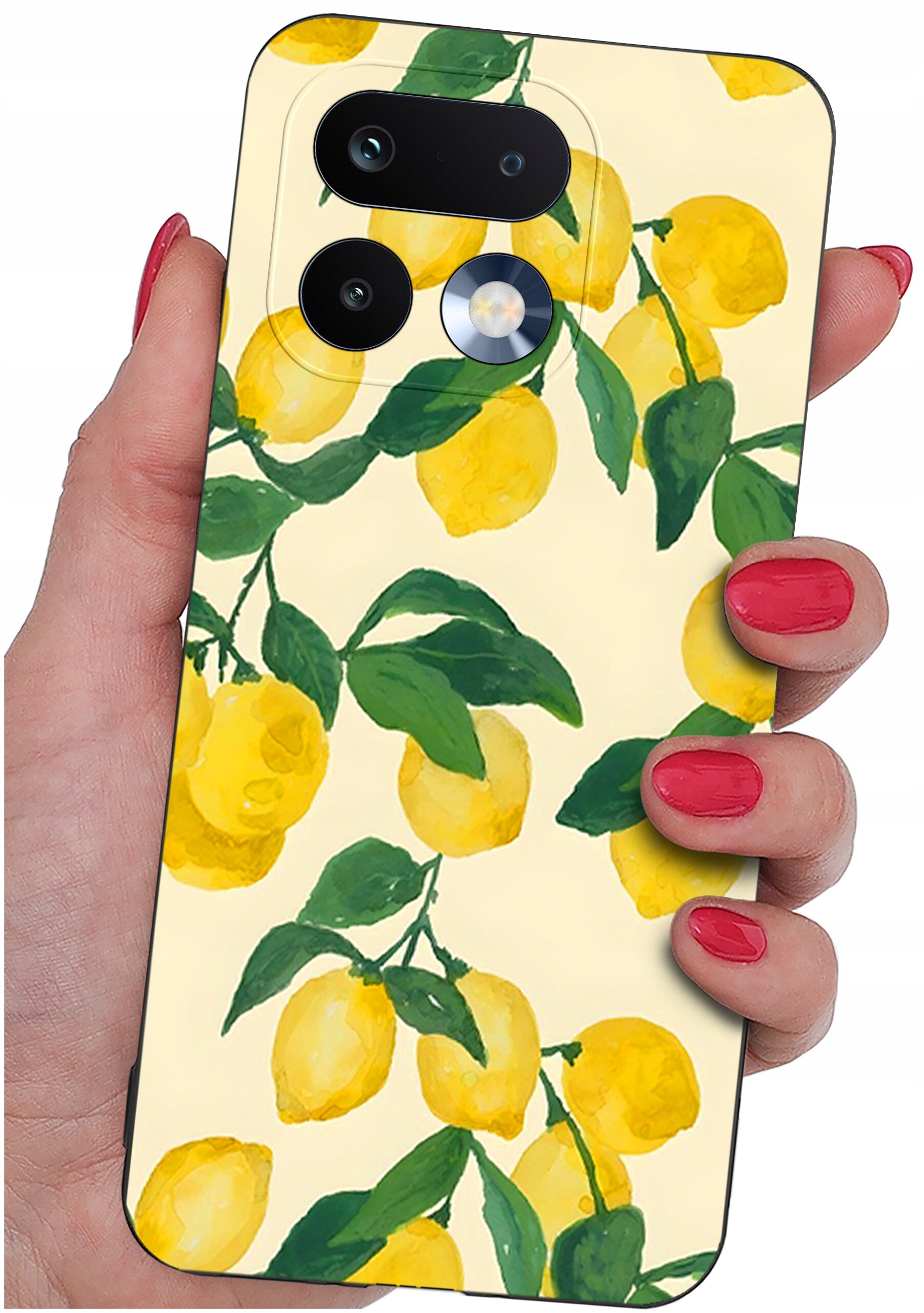Etui na telefon z wzorem cytryn i zielonych liści, trzymane w dłoni z pomalowanymi na czerwono paznokciami. Widoczne są trzy otwory na aparaty fotograficzne.