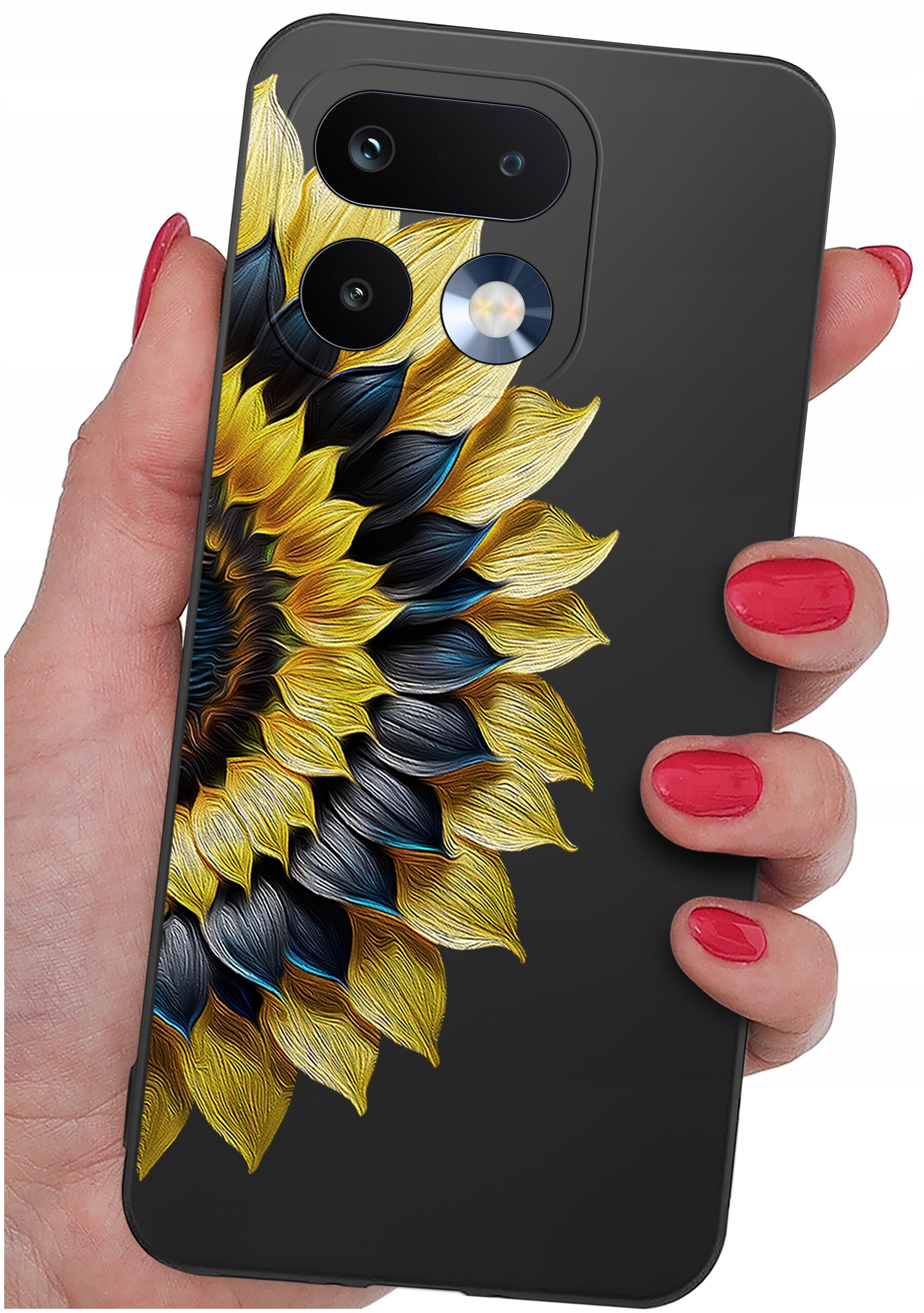 Osoba trzyma telefon w etui z kolorowym wzorem przypominającym kwiat słonecznika. Etui jest czarne z żółto-niebieskimi płatkami, a paznokcie osoby są pomalowane na czerwono.