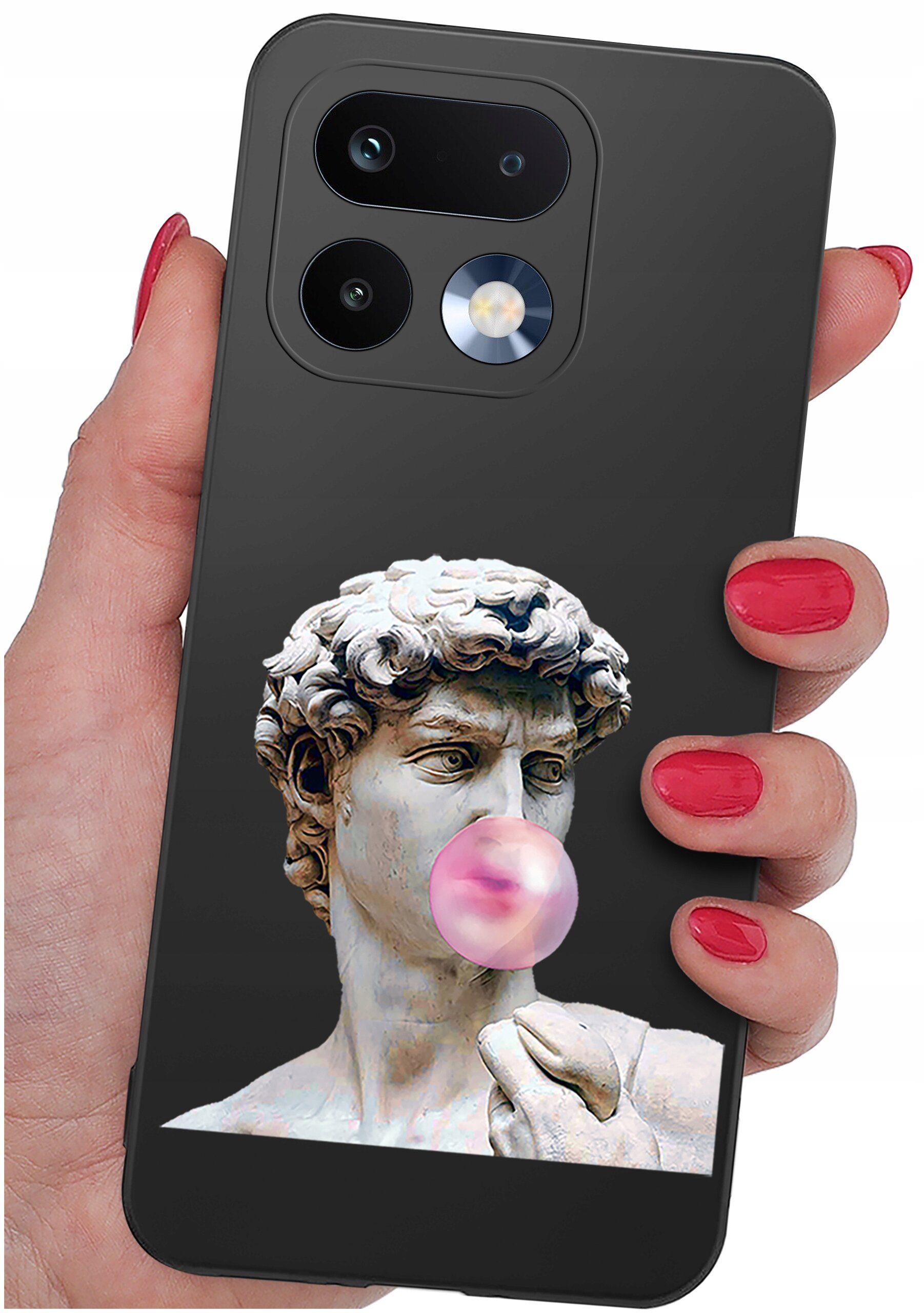 Osoba trzyma telefon w czarnym etui z nadrukiem rzeźby, która dmucha różową gumę balonową. Etui ma wycięcia na dwa obiektywy aparatu i lampę błyskową.