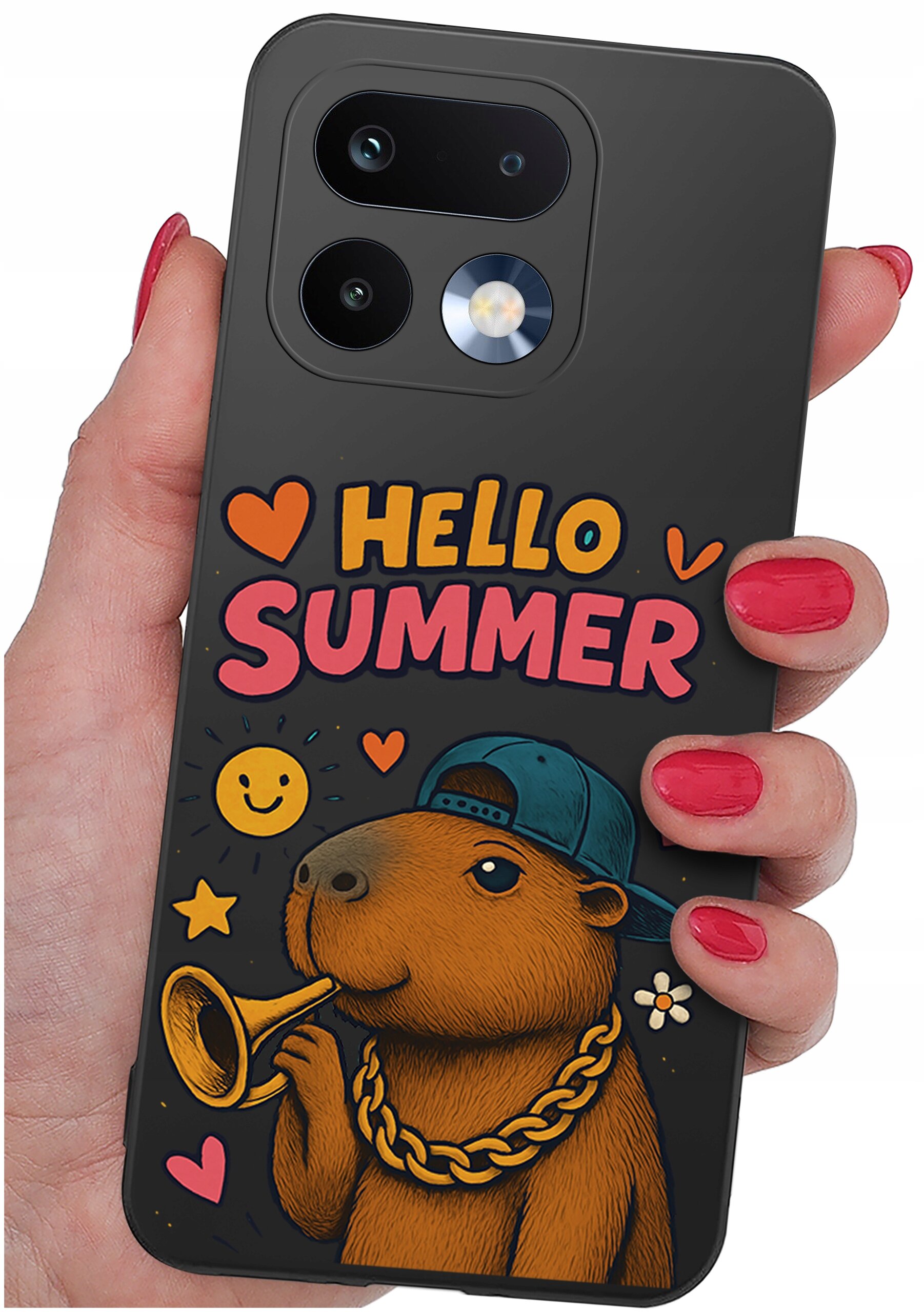 Etui na telefon z grafiką przedstawiającą kapibarę w czapce z łańcuchem, trzymającą trąbkę, oraz napisem \'HELLO SUMMER\'. W tle znajdują się serca, uśmiechnięta buźka i inne ozdobne elementy.