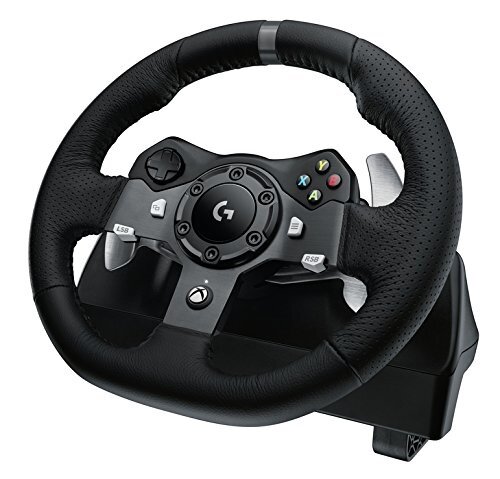 Czarna kierownica z przyciskami i logo \'G\' na środku, przeznaczona do gier na PC i Xbox One. Widoczne są przyciski funkcyjne oraz pedały zmiany biegów.