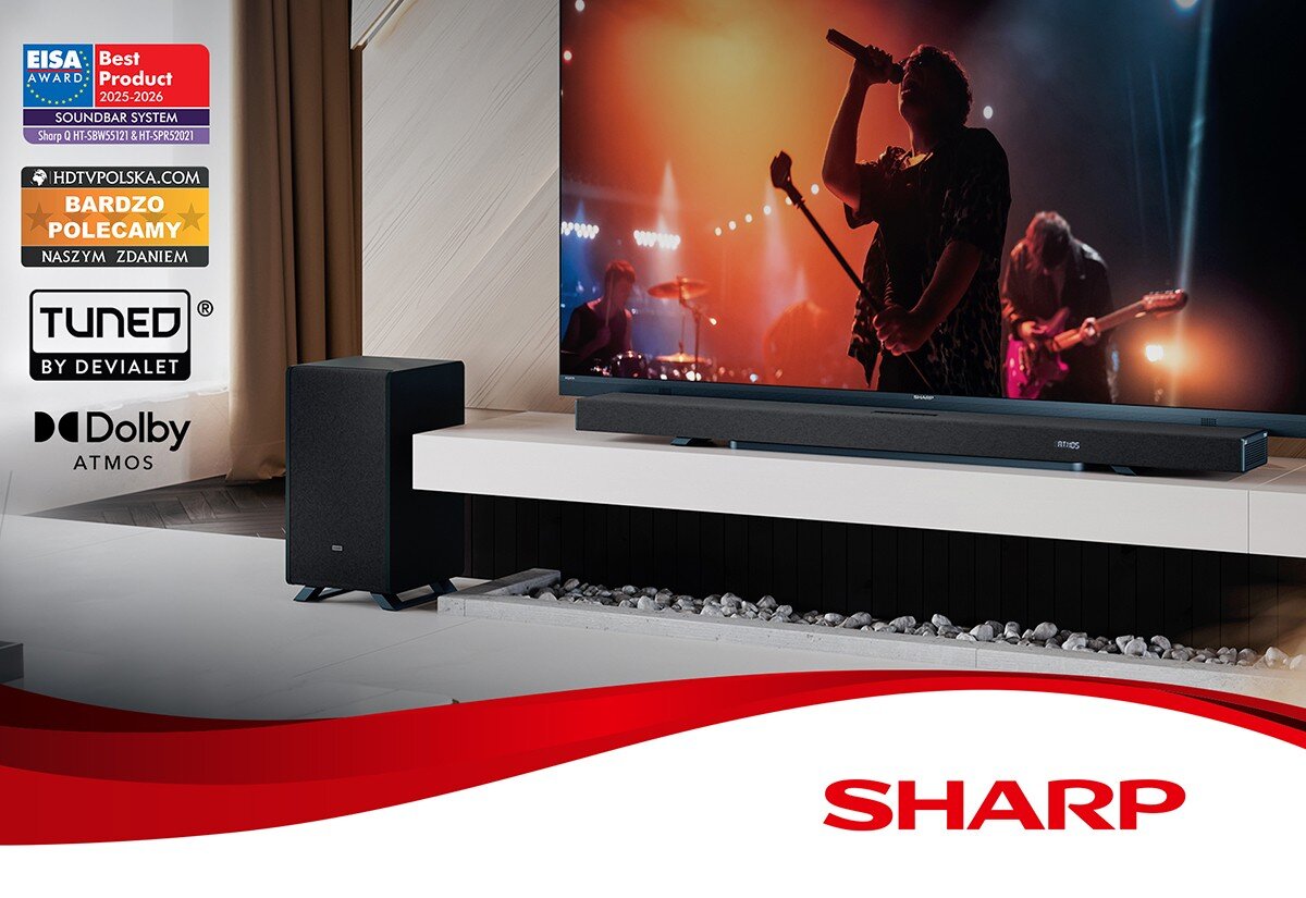 Na obrazie znajduje się telewizor z koncertem na ekranie oraz soundbar i subwoofer. Widoczne są logotypy: EISA Award, HDTVPolska.com, Tuned by Devialet, Dolby Atmos oraz SHARP.